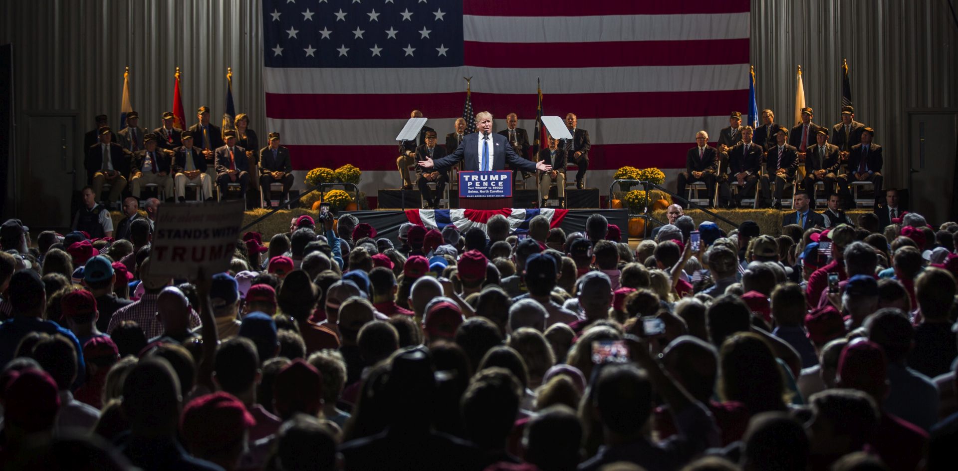 epa05616887 US Republican Presidential nominee Donald Trump (C) holds a campaign rally at The Farm in Selma, North Carolina, USA, 03 November 2016. Republican Donald Trump is running against Democrat Hillary Clinton in the election to choose the US president to serve from 2017 through 2020.  EPA/JIM LO SCALZO