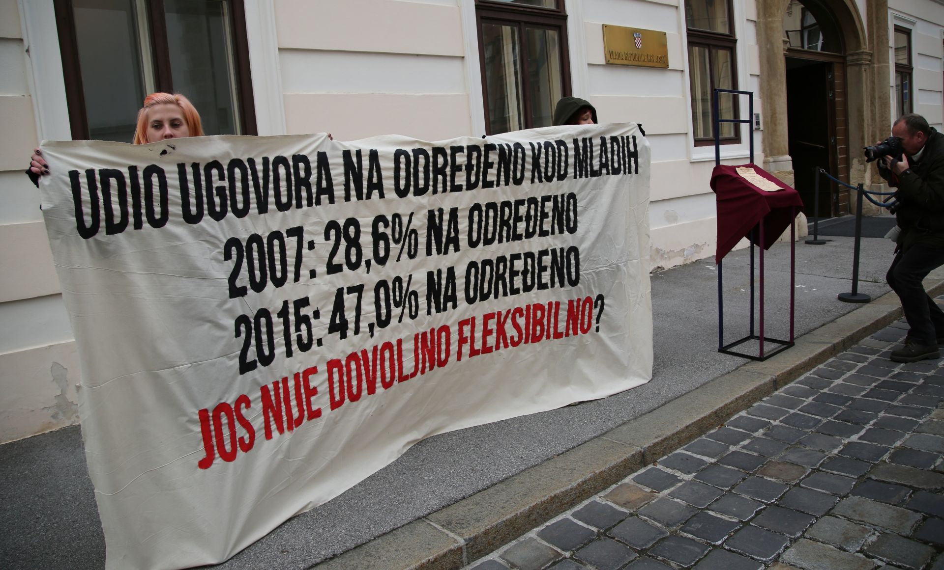Zagreb, 16.11.2016.- Inicijativa udruga i sindikata koja organizira prosvjednu akciju Mladi za radnièka prava odrala je performans ispred zgrade Vlade Republike Hrvatske. 
foto HINA/ Lana SLIVAR DOMINIÆ/ ua