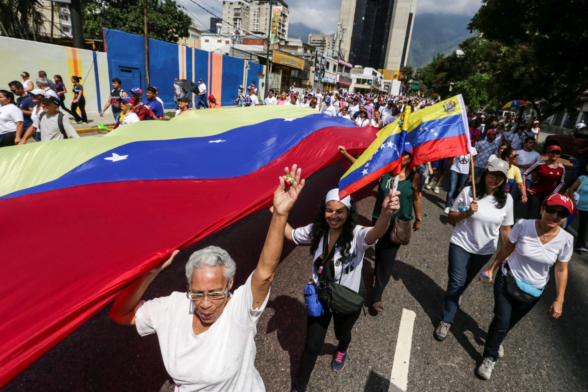 epa05604303 Hundreds of oppositors to Venezuelan government of President Nicolas Maduro participate in a demonstration in Caracas, Venezuela, 26 October 2016. Thousands of people in several cities of the country began to gather to participate in the called 'Taking of Venezuela', called as protest by opposition against what they consider a 'breakdown in the constitutional order' after the suspension of the recall referendum process by authorities.  EPA/Cristian Hernandez