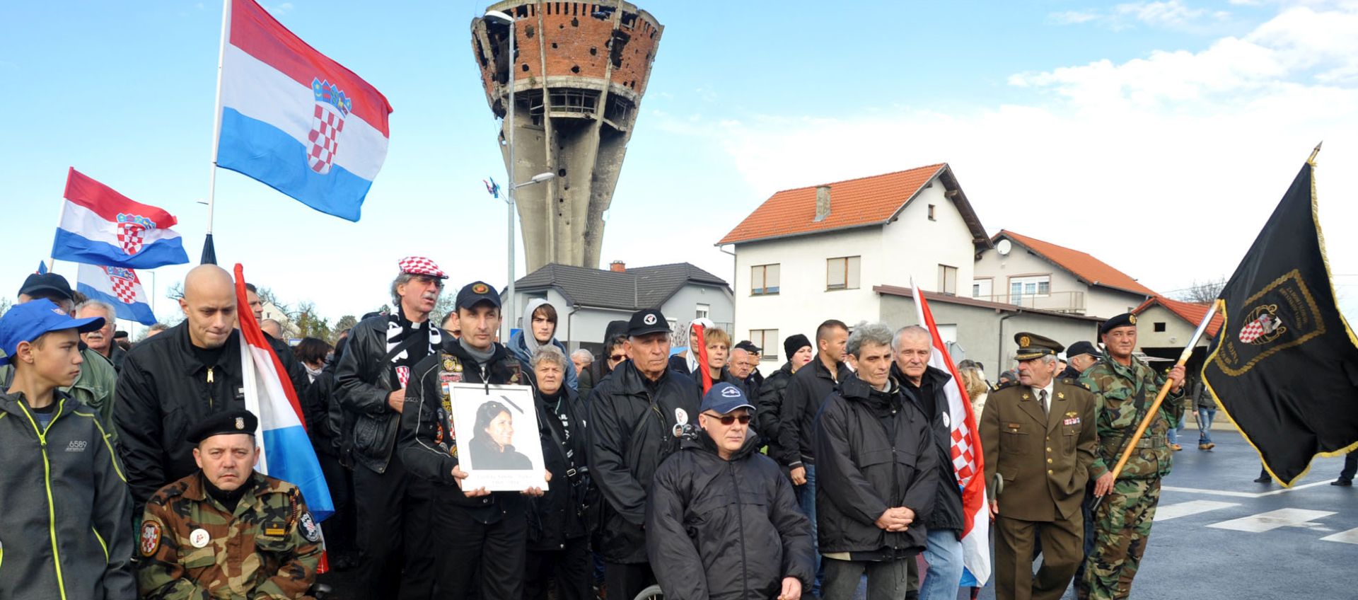 Vukovar, 18.11.2014 - Sudionici obiljeavanja Dana sjeæanja za rtve Vukovara u Koloni sjeæanja od vukovarske bolnice do Memorijalnog groblja rtava iz Domovinskog rata.
foto HINA/ ua