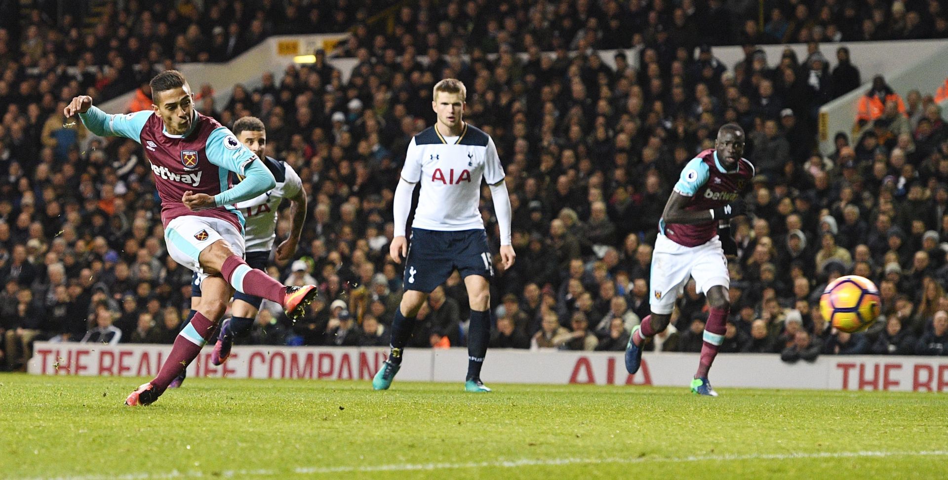 epa05638674 West Ham United Manuel Lanzini scores the 2-1 lead from the penalty spotl against Totthenham Hotspurs during the English Premier League game between Totthenham Hotspurs and West Ham United at the White Hart Lane in London, Britain, 19 November 2016.  EPA/FACUNDO ARRIZABALAGA EDITORIAL USE ONLY. No use with unauthorized audio, video, data, fixture lists, club/league logos or 'live' services. Online in-match use limited to 75 images, no video emulation. No use in betting, games or single club/league/player publications