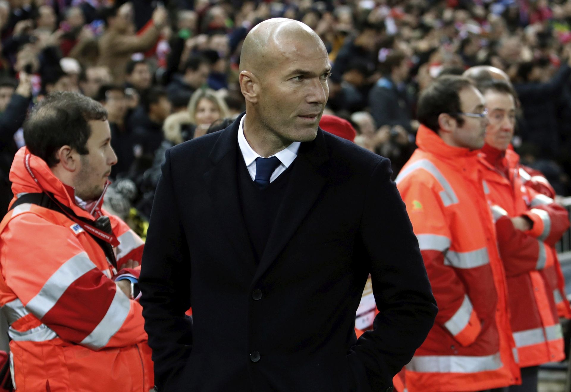 epa05638771 Real Madrid's French coach Zinedine Zidane stands prior to the Spanish Liga's Primera Division match between Atletico Madrid and Real Madrid at Vicente Calderon stadium in Madrid, central Spain, 19 November 2016.  EPA/CHEMA MOYA