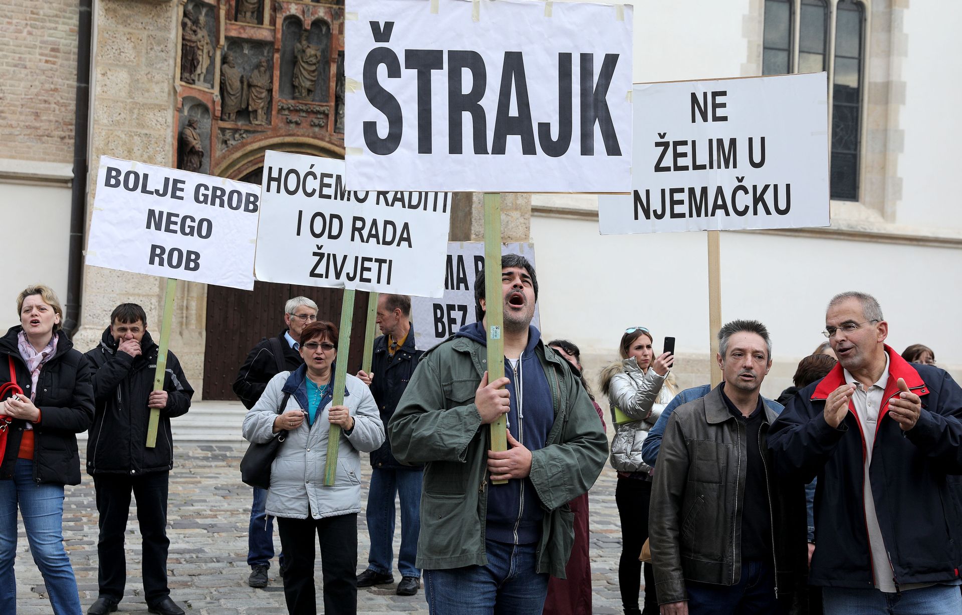 24.11.2016., Zagreb - Prosvjed radnika zagrebackog Studentskog centra nastavljen je danas ispred Vlade, buduci da razgovor u Ministarstvu znanosti obrazovanja i sporta (MZOS) ispred kojeg su se u srijedu okupili trazeci rjesavanje pitanja oko potpisivanja kolektivnog ugovora, nije rezultirao dogovorom. photo: Patrik Macek/PIXSELL