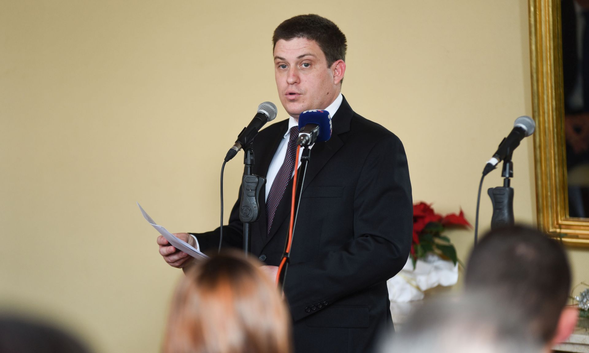 ibenik, 6.12.2016 - Obiljeavanje Dana pomoraca na blagdan njihova zatitnika Svetoga Nikole nastavljeno je u ibeniku, gdje je ministar mora, prometa i infrastrukture Oleg Butkoviæ u nazoènosti predstavnika ibenskih upanijskih i gradskih vlasti, akademskih, obrazovnih i vjerskih institucija, brodara i ravnatelja luèkih uprava dodijelio priznanja u est kategorija; za doprinos razvitku pomorskog gospodarstva, za doprinos razvoju rijeènog gospodarstva, za unapreðenje pomorske znanosti, za unapreðenje sigurnosti plovidbe, za traganje i spaavanje na moru, te za promicanje pomorske kulture. 
foto HINA/ ua