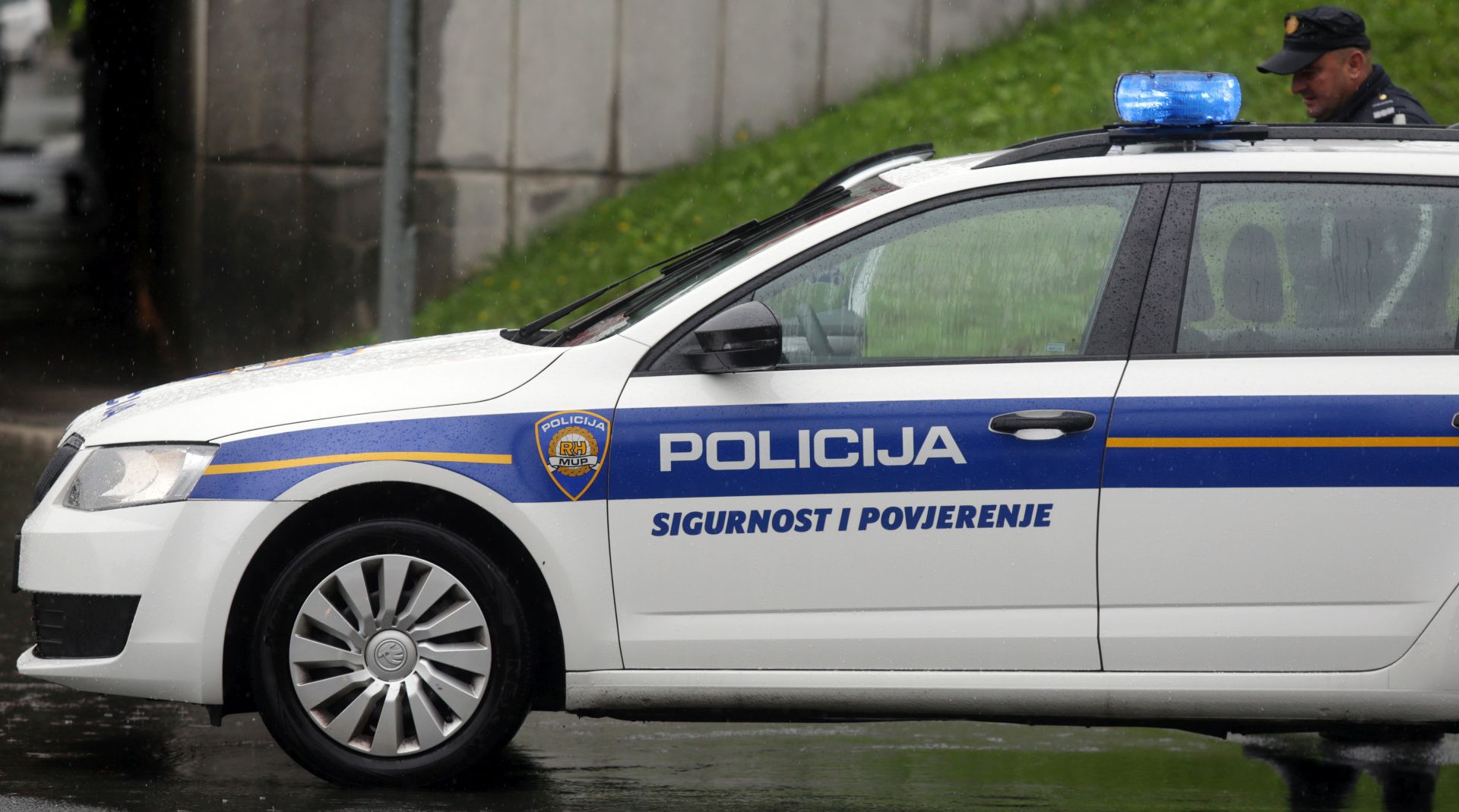 Slavonski brod, 14.08.2014 - Prema za sad neslubenim podacima u Slavonskom Brodu je uhiæen mukarac zbog sumnje da posjeduje zbirku ljudskih dijelova tijela. Pripadnik policije izlaiz iz policijskog automobila, ilustracija.
foto FaH/ Damir SENÈAR /ds
