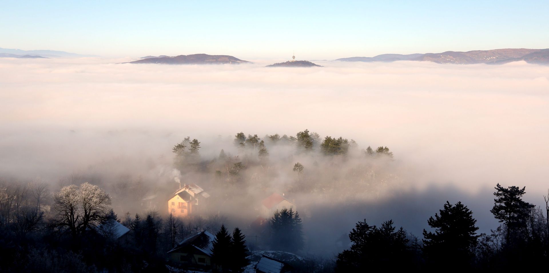 epa05078006 A general view of the hillsides around the city of Sarajevo, Bosnia and Herzegovina, covered in a thick layer of fog, on 21 December 2015. Due to high levels of NO2 (nitrogen dioxide) in the air over the city and a certain meteorological condition, residents of Sarajevo were recommended to reduce their movement in the streets and to reduce car traffic.  EPA/FEHIIM DEMIR