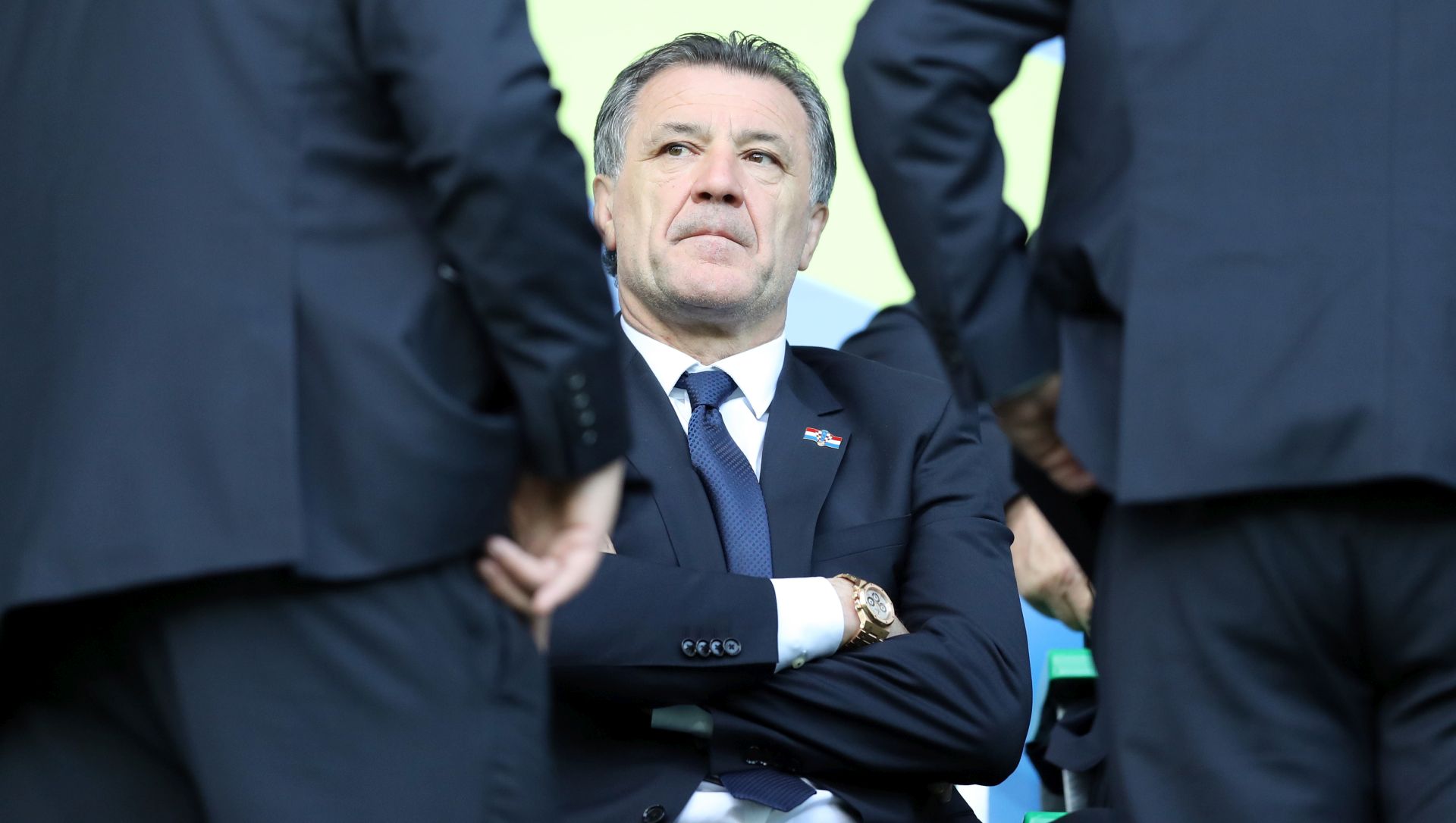 Saint-Etienne, 17.6.2016 - Utakmica 2. kola skupine E na Europskom nogometnom prvenstvu u Francuskoj: Hrvatska - Èeka. Skupina hrvatskih navijaèa je u 86. minuti pobacala baklje na travnjak eleæi isprovocirati prekid dvoboja. Na slici Zdravko Mamiæ i èelnici Hrvatskog nogometnog saveza raspravljaju nakon zavretka utakmice i incidenta sa bakljama.
foto HINA/ Damir SENÈAR/ ds