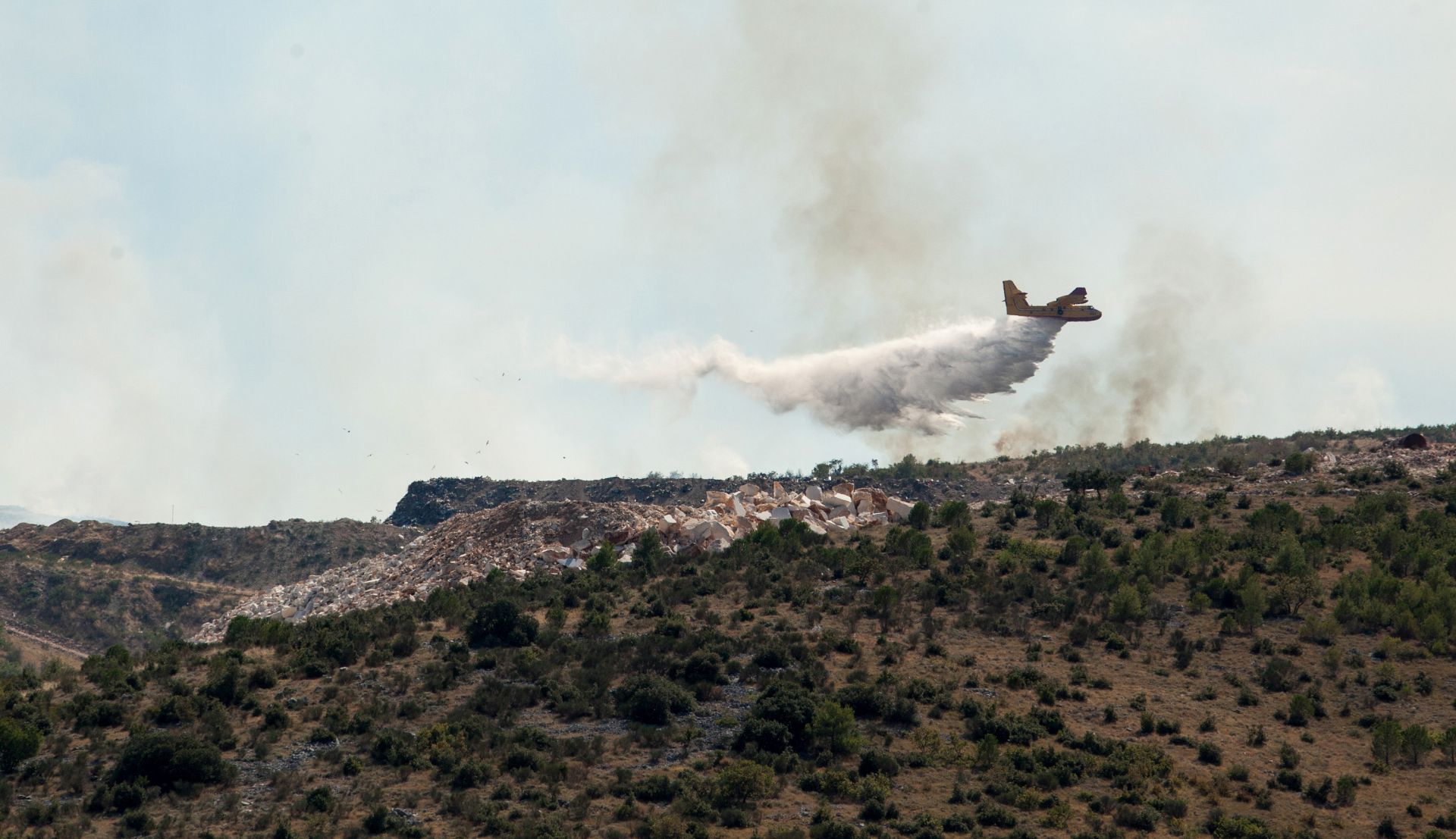 Split, 240816.
U neposrednoj blizini aerodroma u Splitu vatrogasci se uz pomoc dva kanadera bore s velikim pozarom koji se opasno priblizio i kucama.
Foto: HINA/ Milan ŠABIĆ