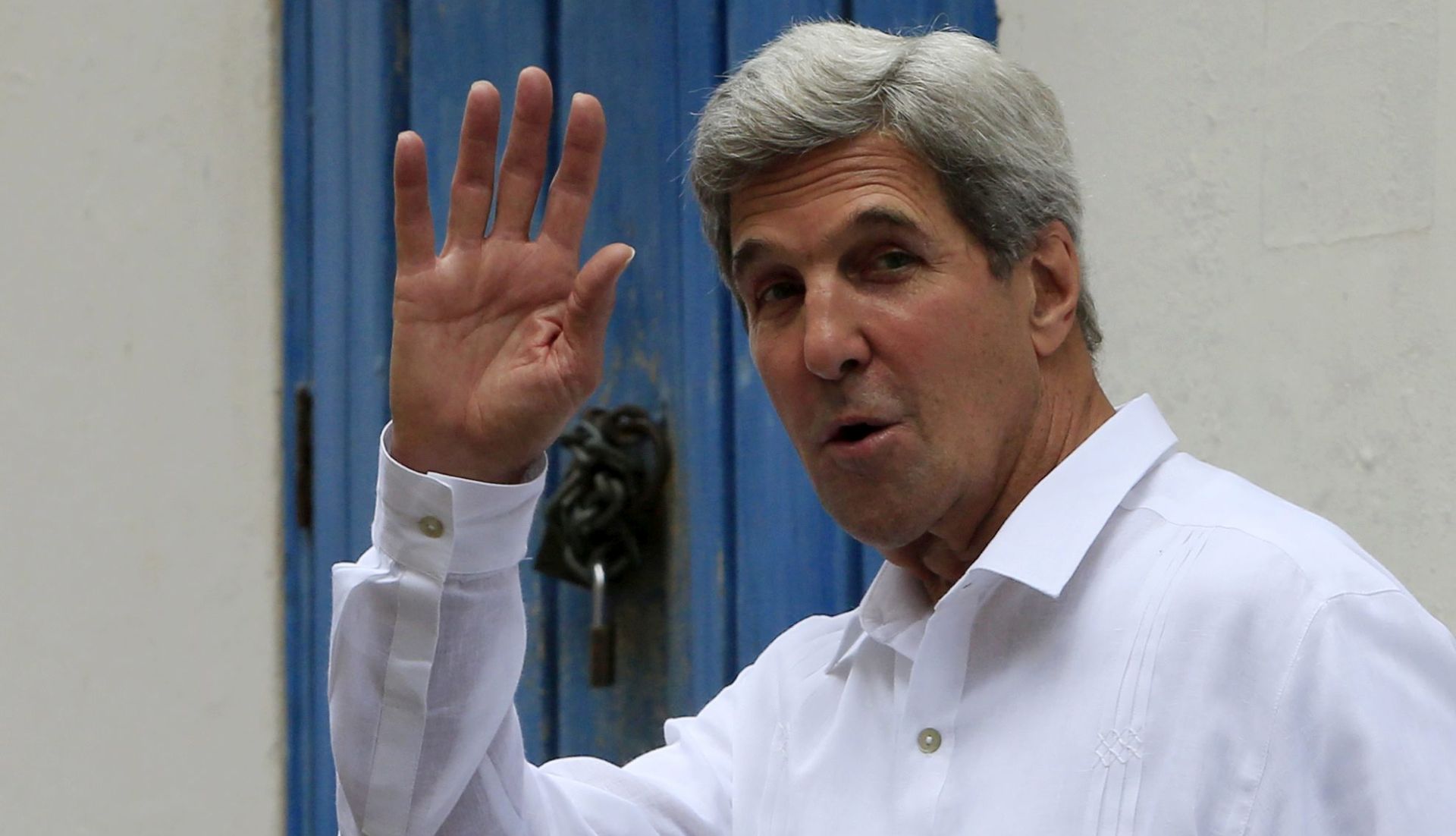 epa05557362 US Secretary of State John Kerry arrives at the official peace signing ceremony between the Colombian Government and FARC, in Cartagena, Colombia, 26 September 2016. Kerry will attend the historic signing of the definitive peace agreement that puts an end to 52 years of armed conflict between the Colombian Government and the Revolutionary Armed Forces of Colombia (FARC).  EPA/RICARDO MALDONADO ROZO