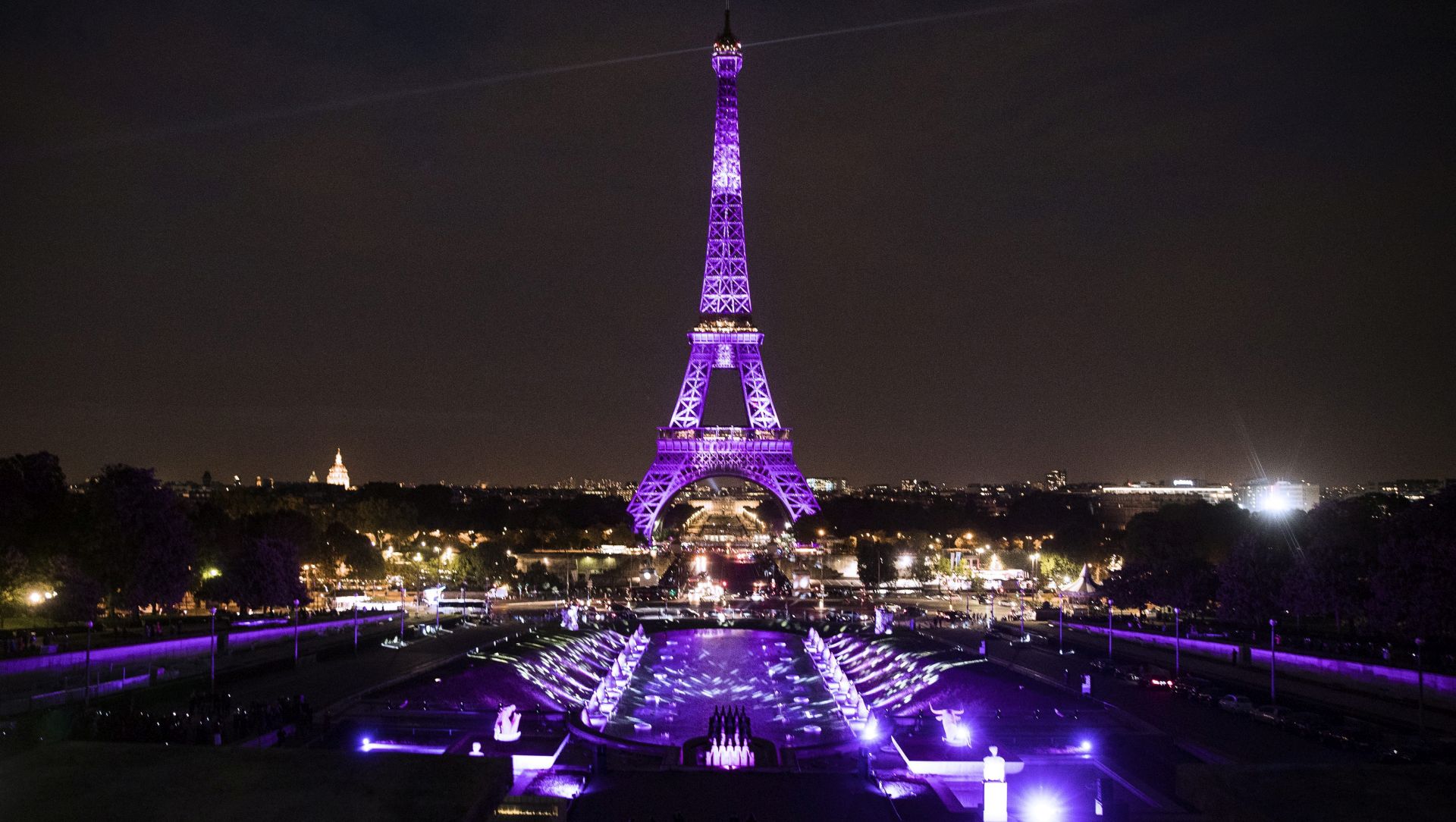 epa05557418 The Eiffel Tower is illuminated in pink for the launch of the Pink October campaign in Paris, France, 26 September 2016. The annual international health campaign is held to raise awareness of breast cancer.  EPA/ETIENNE LAURENT