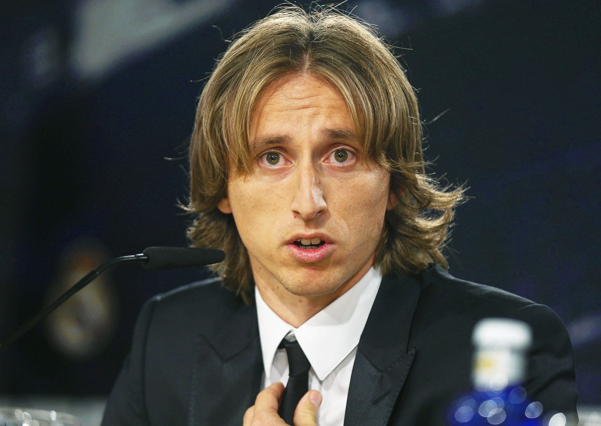 epa05592049 Real Madrid's Croatian midfielder Luka Modric speaks during a press conference held to announce the extension of his contract with the Spanish Primera Division soccer club until 30 June 2020 at the Santiago Bernabeu stadium in Madrid, Spain, 19 October 2016.  EPA/PACO CAMPOS