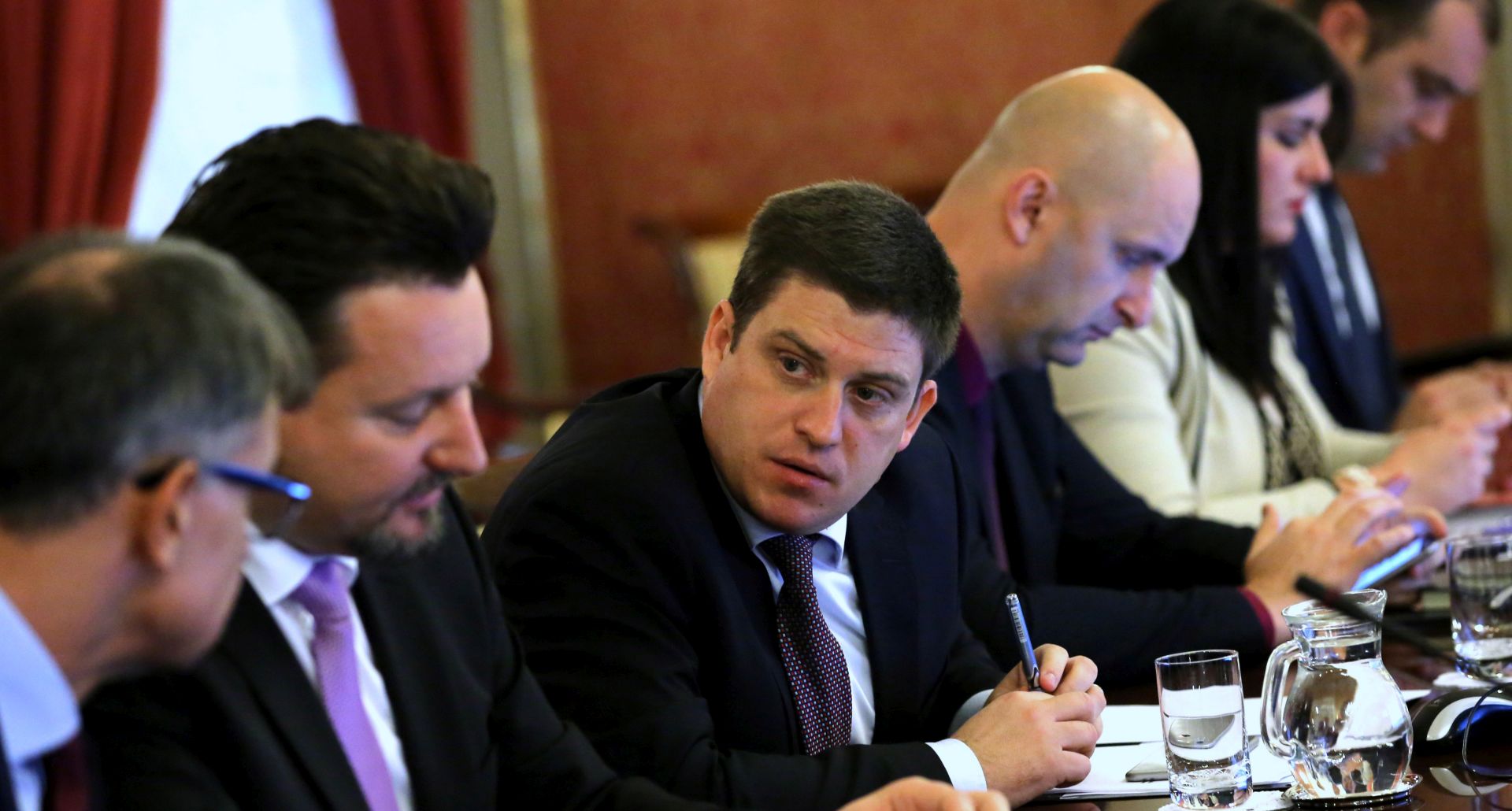 Zagreb, 10.11.2016. - Sjednica Vlade Republike Hrvatske. Na fotografiji ministar Oleg Butkoviæ (C). foto HINA/ Lana SLIVAR DOMINIÆ/ lsd