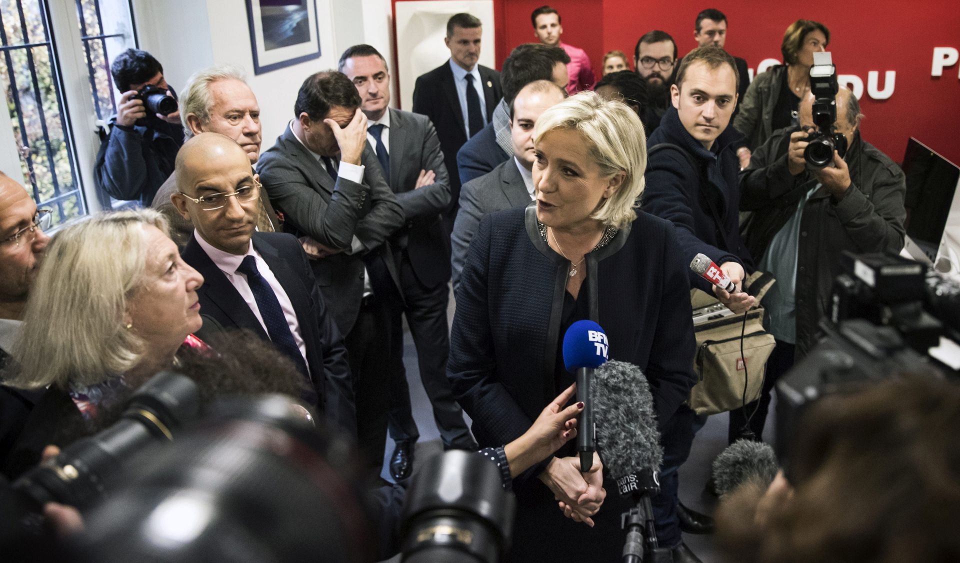 epa05633479 French far right party leader Marine Le Pen (C) answers media questions after  she launched her campaign for the French presidential elections of 2017 in Paris, France, 16 November 2016.  EPA/ETIENNE LAURENT