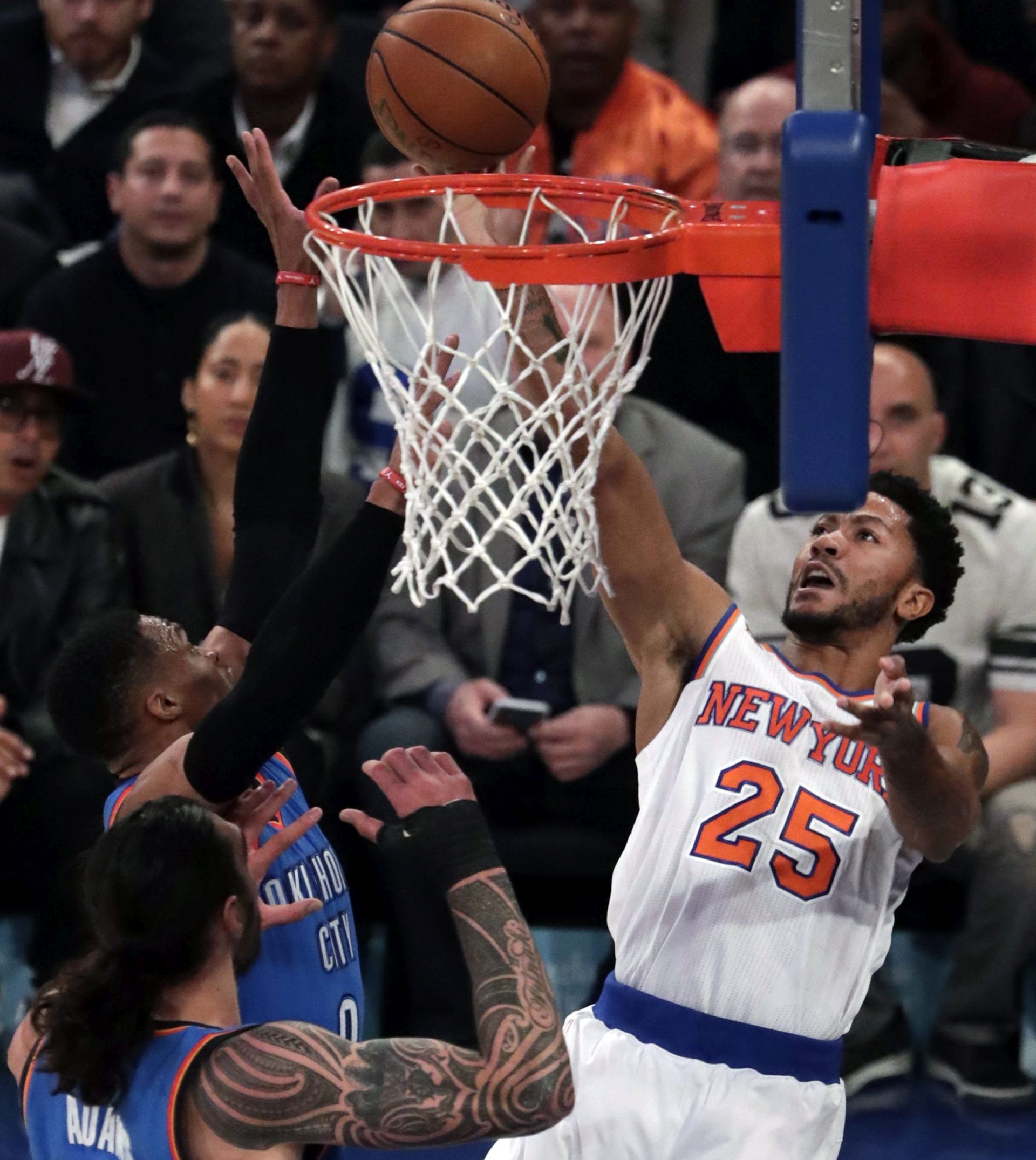 epa05651525 New York Knicks guard Derrick Rose (R) in action against Oklahoma City Thunder center Steven Adams of New Zealand (L) and teammate Oklahoma City Thunder guard Russell Westbrook (R) in the first half of the NBA game between the Oklahoma City Thunder and the New York Knicks at the Madison Square Garden in New York, New York, USA, 28 November 2016.  EPA/JASON SZENES