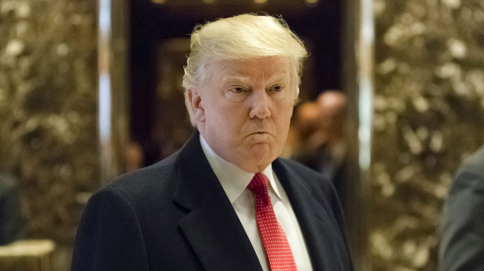 epa05662445 US President-elect Donald Trump maks an appearance in the lobby of Trump Tower to address reporters in New York, NY, USA, 06 December 2016.  EPA/ALBIN LOHR-JONES / POOL