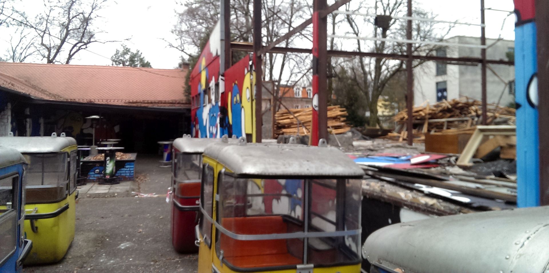 Zagreb, 15.12.2016. - Kultni zagrebaèki klub Jabuka priopæio je da su na terasu Kluba, na Jabukovcu, tijekom noæi provalili zatitari i zatvorili je, èime su, smatraju, poèele pripreme za zatvaranje najstarijeg urbanog glazbenog kluba u Zagrebu. "U ranim jutarnjim satima 15. prosinca, pod okriljem noæi, djelatnici (zatitarske tvrtke) Biliæ Eriæa provalili su na terasu Jabuke i zatvorili je, èime su je fizièki odvojili od kluba i èime na nasilan naèin poèinju pripreme za zatvaranje najstarijeg urbanog kluba ne samo u Zagrebu, veæ i ire na ovim prostorima", navodi se u priopæenju kojeg je potpisao predsjednik kluba Jabuka Tomislav Petroviæ. 
foto HINA / Tomislav Petroviæ / Davor Grgin / ml