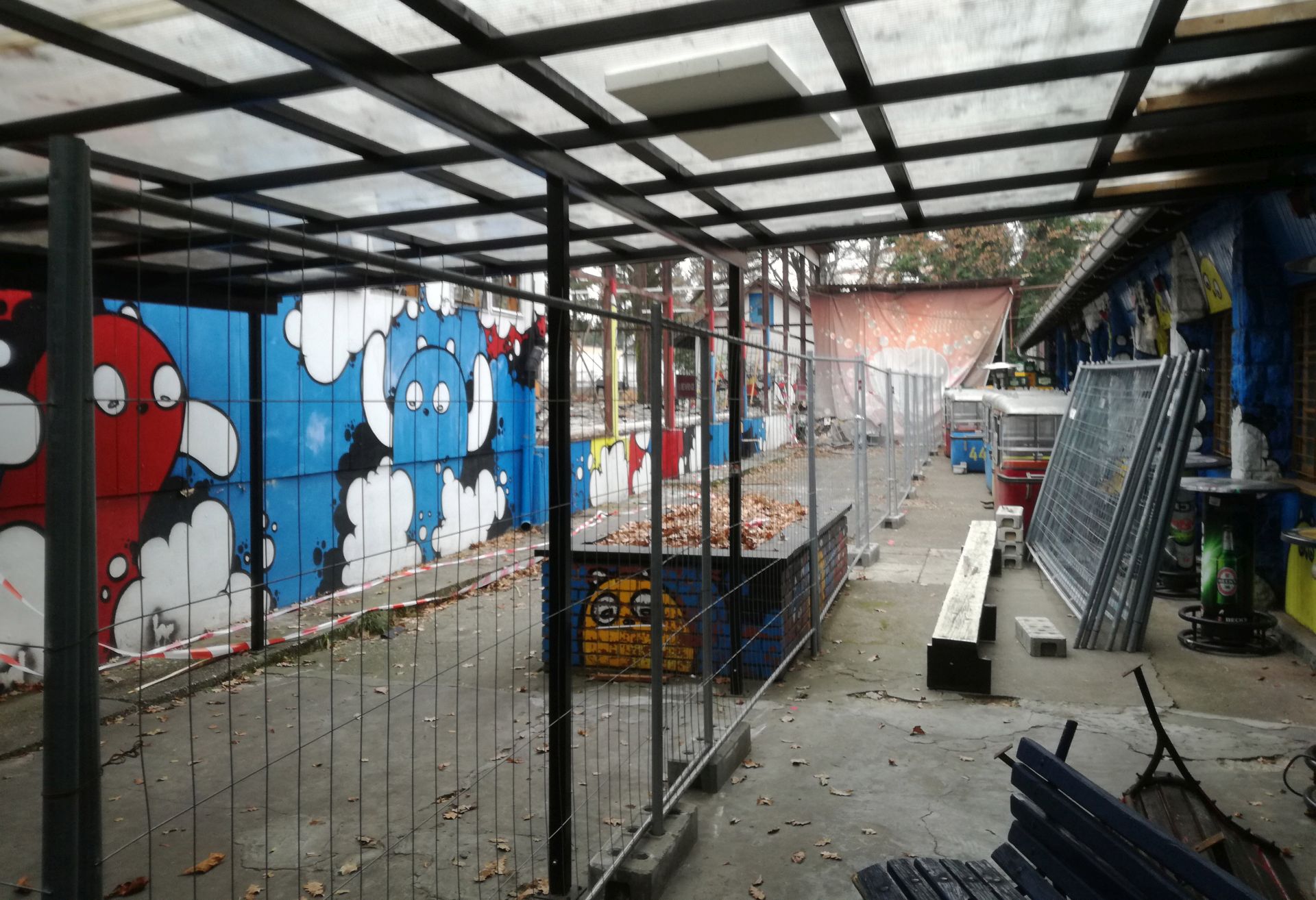 Zagreb, 15.12.2016 -  Iz zagrebaèke gradske uprave priopæeno je u èetvrtak da se radovi na rekonstrukciji Osnovne kole Jabukovac, ukljuèujuæi parking, obavljaju na èestici èije pravo koritenja ima kola i nemaju nikakve veze s dvoritem Kluba Jabuka, koji je iza kolske dvorane, a da taj klub inaèe nelegalno koristi prostor na Jabukovcu.
foto HINA/ ik