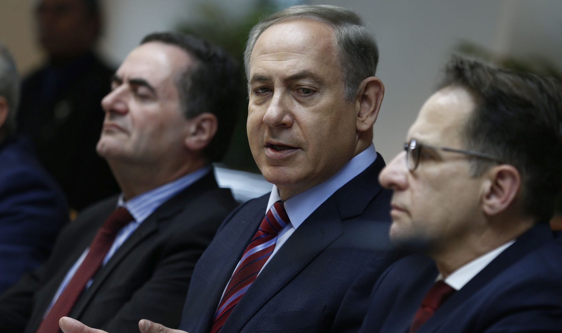 epa05680541 Israeli Prime Minister Benjamin Netanyahu (C) during the weekly cabinet meeting in Jerusalem, Israel, 18 December 2016.  EPA/AMIR COHEN / POOL