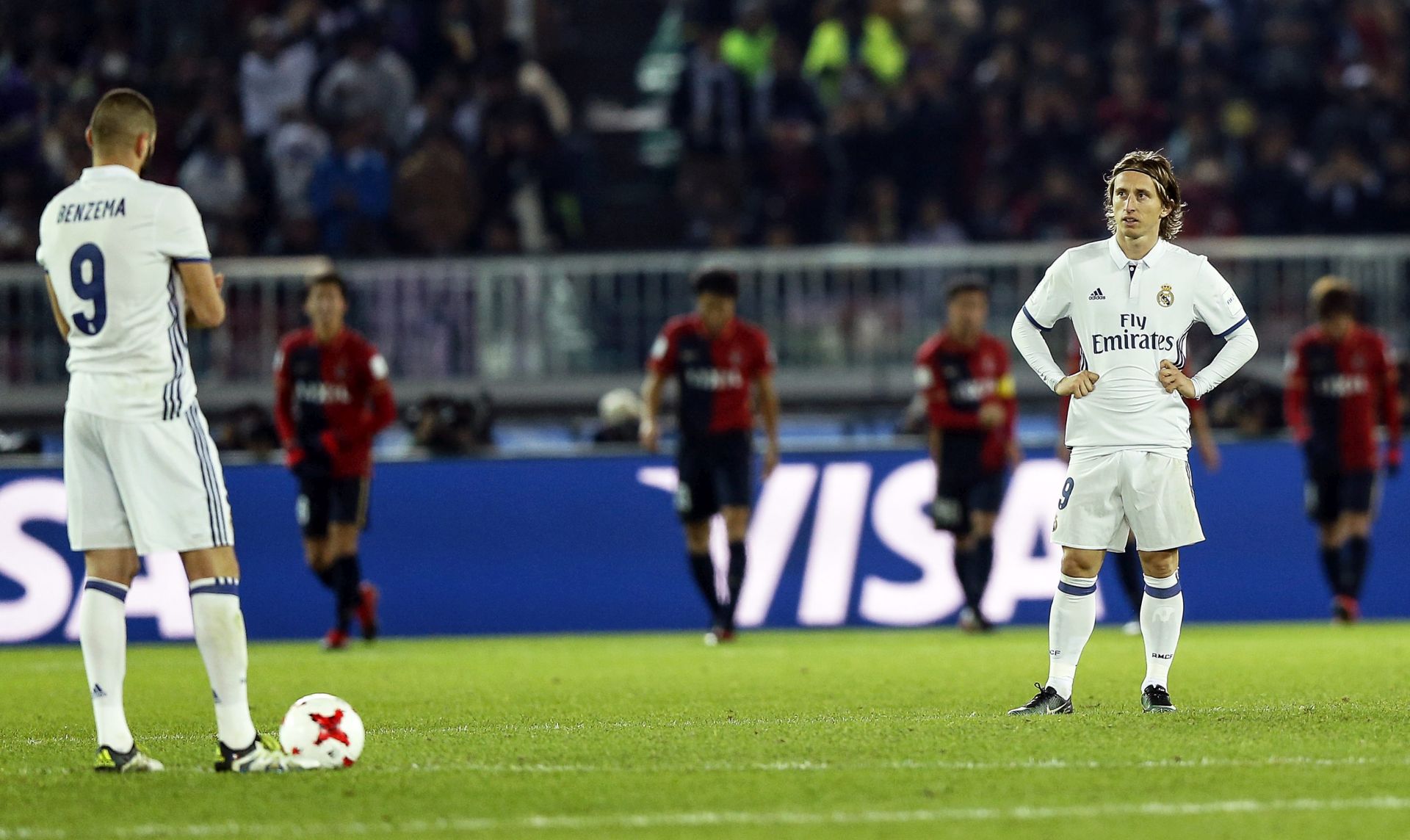 epa05680560 Real Madrid players Karim Benzema (L) and Luka Modric (R) react during the FIFA Club World Cup 2016 final between Real Madrid and Kashima Antlers in Yokohama, Japan, 18 December 2016.  EPA/KIYOSHI OTA