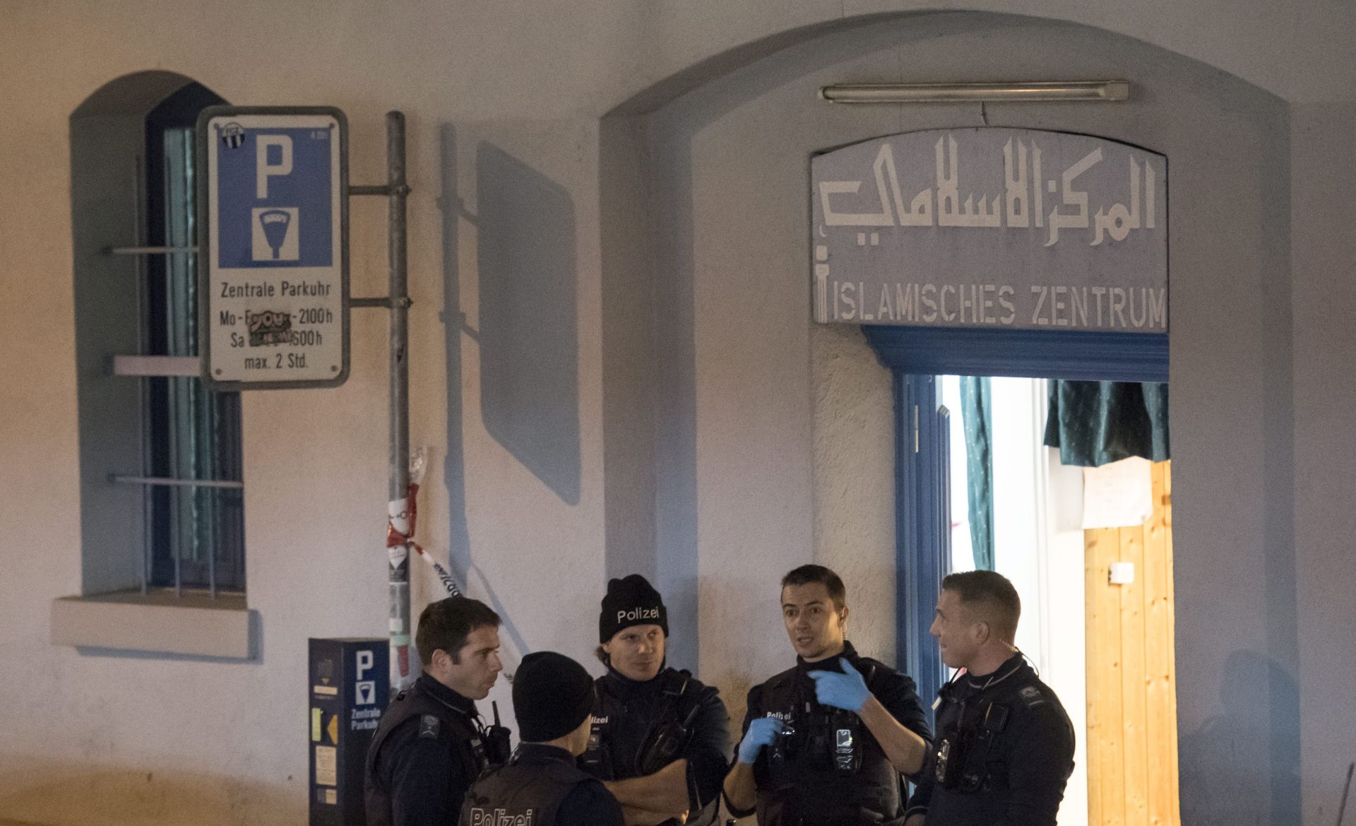 epa05682604 Policemen secure the entrance of the Islamic center after a shooting in Zurich, Switzerland, 19 December 2016. Three people were injured at the shooting near Zurich's main railway station. According to the police, the attackers are still on the run.  EPA/ENNIO LEANZA