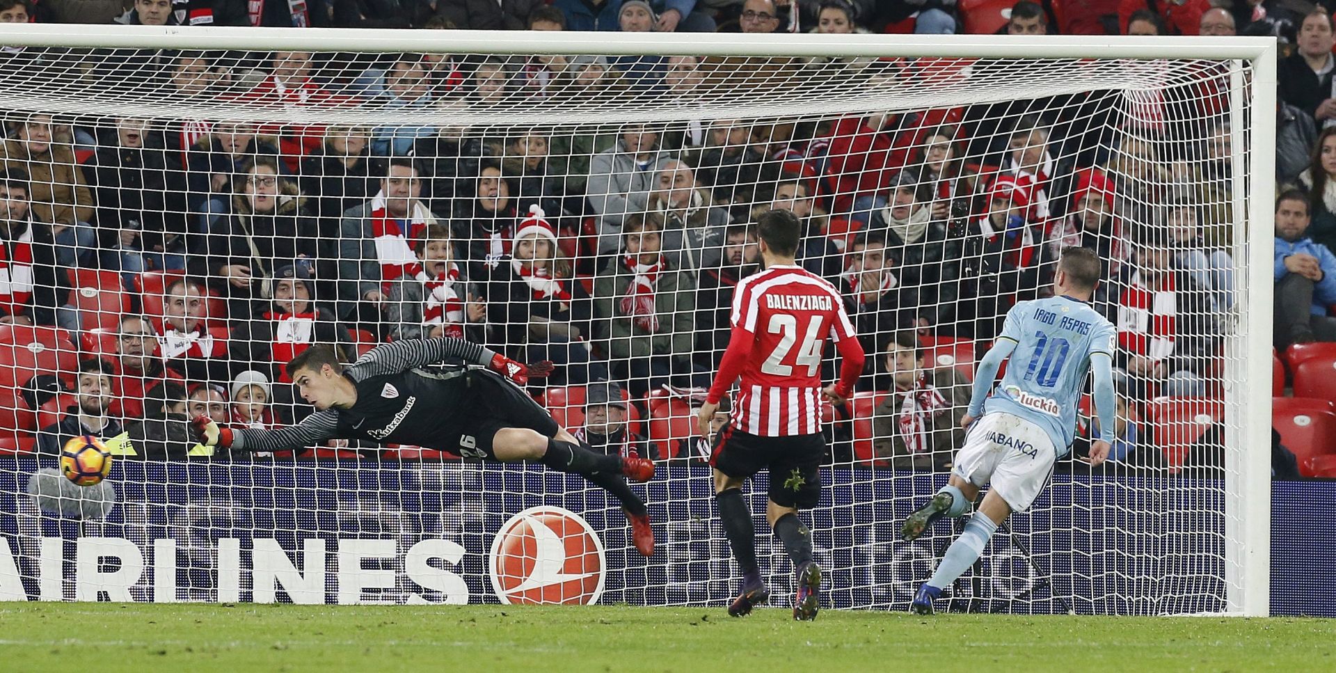 epa05682773 Athletic Bilbao's goalkeeper Kepa Arrizabalaga (L) concedes a goal scored by midfielder Iago Aspas (R) of Celta Vigo during their Primera Division soccer match played at San Mames stadium in Bilbao, Basque Country, Spain on 19 December 2016.  EPA/LUIS TEJIDO