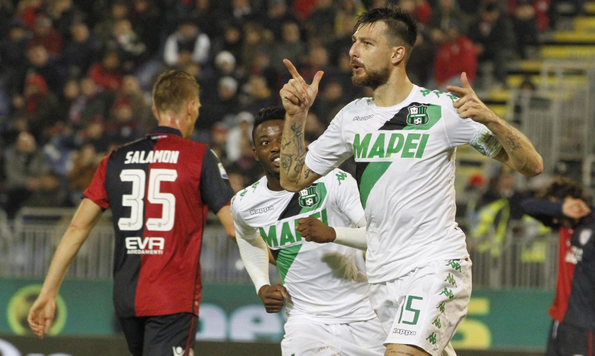epa05686030 Sassuolo's Francesco Acerbi (R) jubilates after scoring from the penalty spot during the Italian Serie A soccer match Cagliari Calcio vs US Sassuolo at Sant'Elia stadium in Cagliari, Sardinia island, Italy, 22 December 2016.  EPA/FABIO MURRU