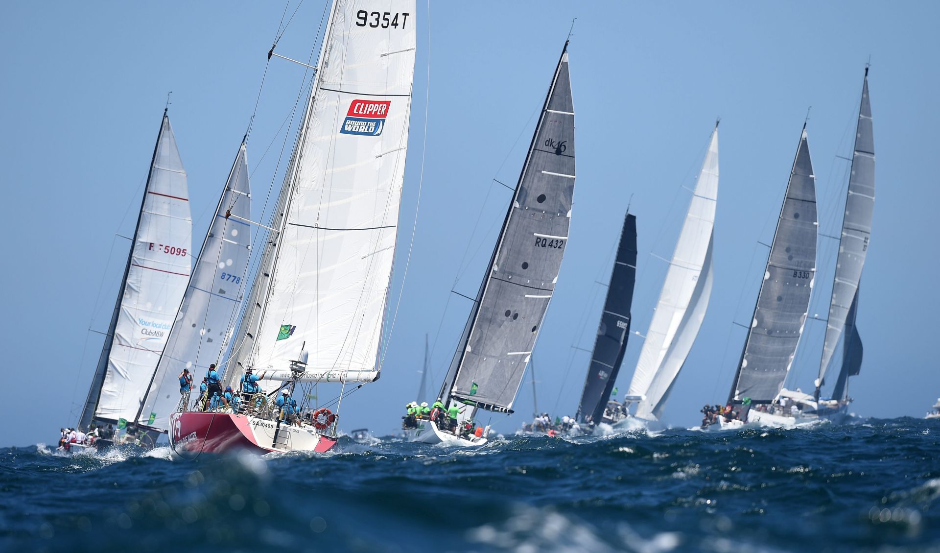epa05688301 Yachts make their way through the Sydney harbour during the 72nd annual Sydney to Hobart yacht race in Sydney, Australia, 26 December 2016.  EPA/DAN HIMBRECHTS  AUSTRALIA AND NEW ZEALAND OUT