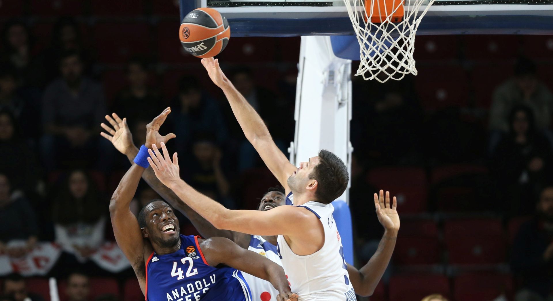 epa05691108 Anadolu Efes' Bryant Dunston (L) tries to score under defense of Real Madrid's Felipe Reyes (R) during the Euroleague basketball match between Anadolu Efes and Real Madrid in Istanbul, Turkey, 29 December 2016.  EPA/TOLGA BOZOGLU