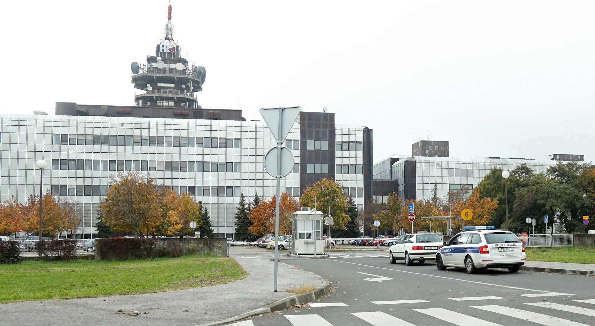 Zagreb, 23.10.2016 - Ispred porte Hrvatske radiotelevizije (HRT) na Prisavlju u nedjelju ujutro mukarac je doao s ruènom bombom prijeteæi da æe se raznijeti zbog nekih osobnih zahtjeva i problema i u meðuvremenu je predao bombu protueksplozijskoj slubi Policijske uprave zagrebaèke i nema ozlijeðenih osoba ni ugroze ivota, doznaje se u PUZ. Na slici vozilo policije ispred porte HRT-a na Slavonskoj aveniji u Zagrebu.
foto HINA/ Damir SENÈAR /ds