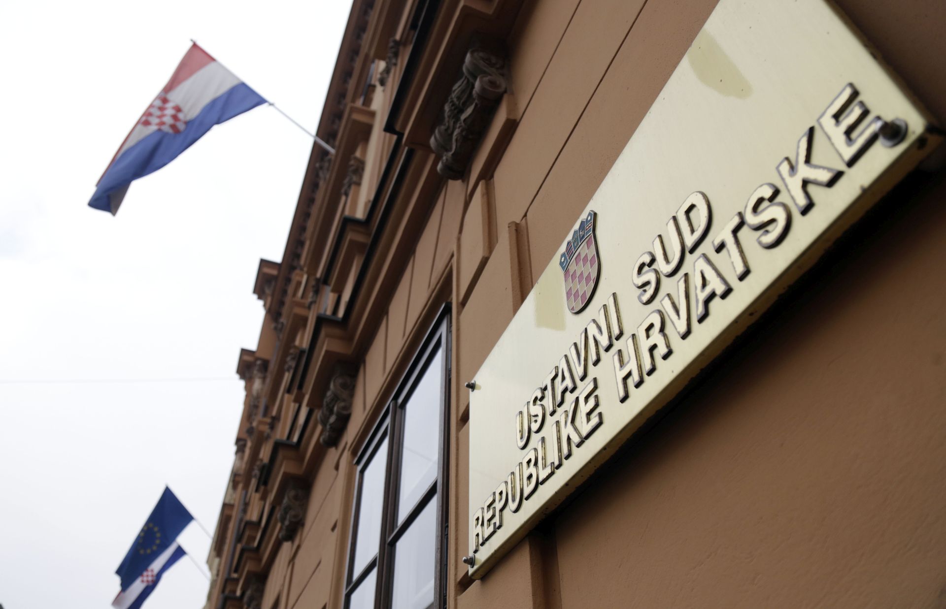 Zagreb, 29.12.2015 - Prosvjed predstavnika enske mree Hrvatske ispred Ustavnog suda protiv zabrane prava na pobaèaj. enska mrea organizirala je tu akciju poto je iz medija doznala da je Ustavni sud spreman za raspravu o prijedlogu za ocjenu ustavnosti zakona koji ureðuje pitanje prava na pobaèaj. Na slici zgrada Ustavnog suda u Zagrebu.
foto HINA/ Denis CERIÆ /dc