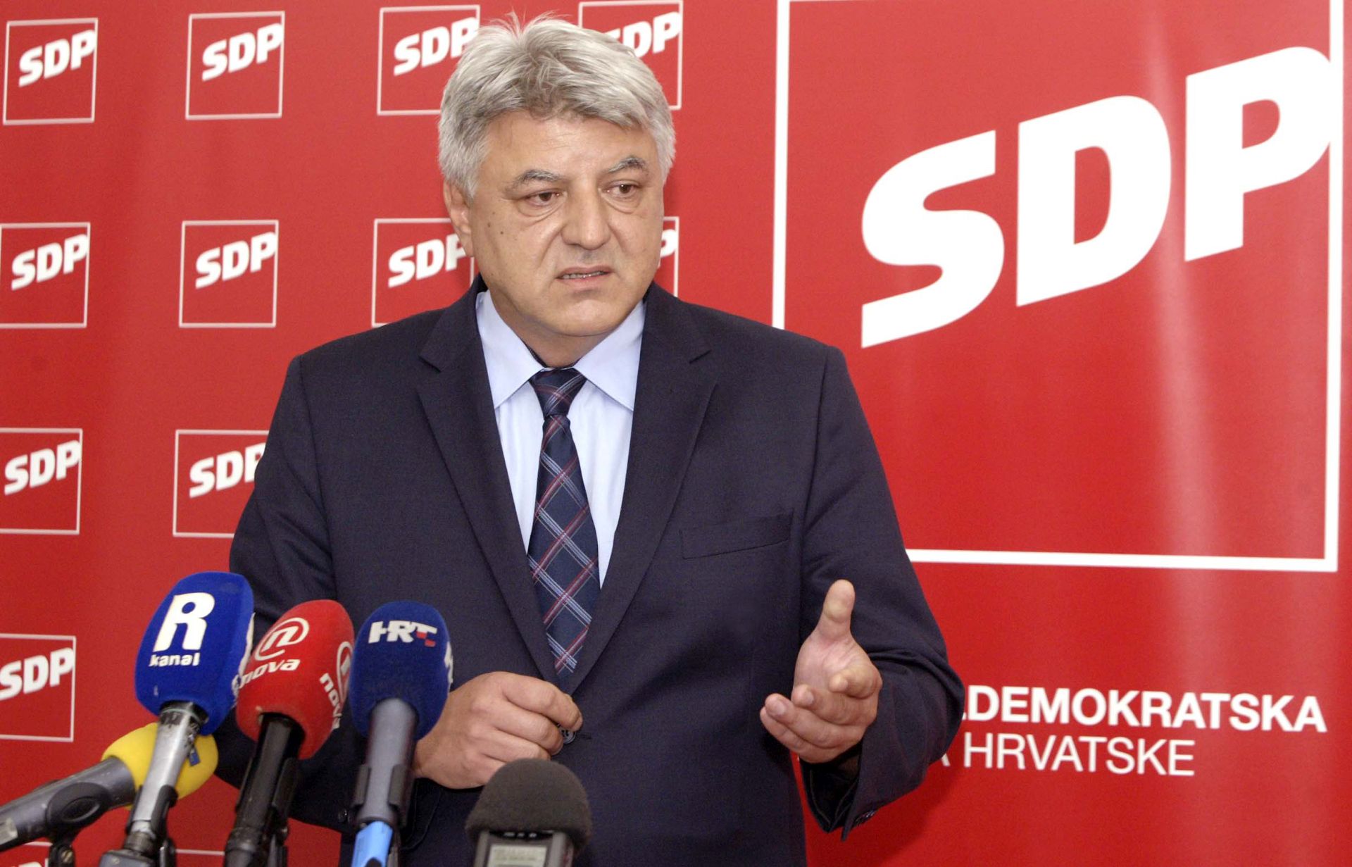 Rijeka, 14.9.2016.- Predsjednik Primorsko-goranskog SDP-a Zlatko Komadina u srijedu na konferenciji za novinstvo u Rijeci, govoreæi o kandidaturi za predsjednika SDP-a, nije potvrdio da æe se kandidirati a na pitanje zbog èega se zbog èega se ne kandidira, kazao je da "je veæ bio kandidat" a da veæ sad ima vie kandidata i da æe ih biti jo.  
foto HINA/ Miljenko KLEPAC/ ua