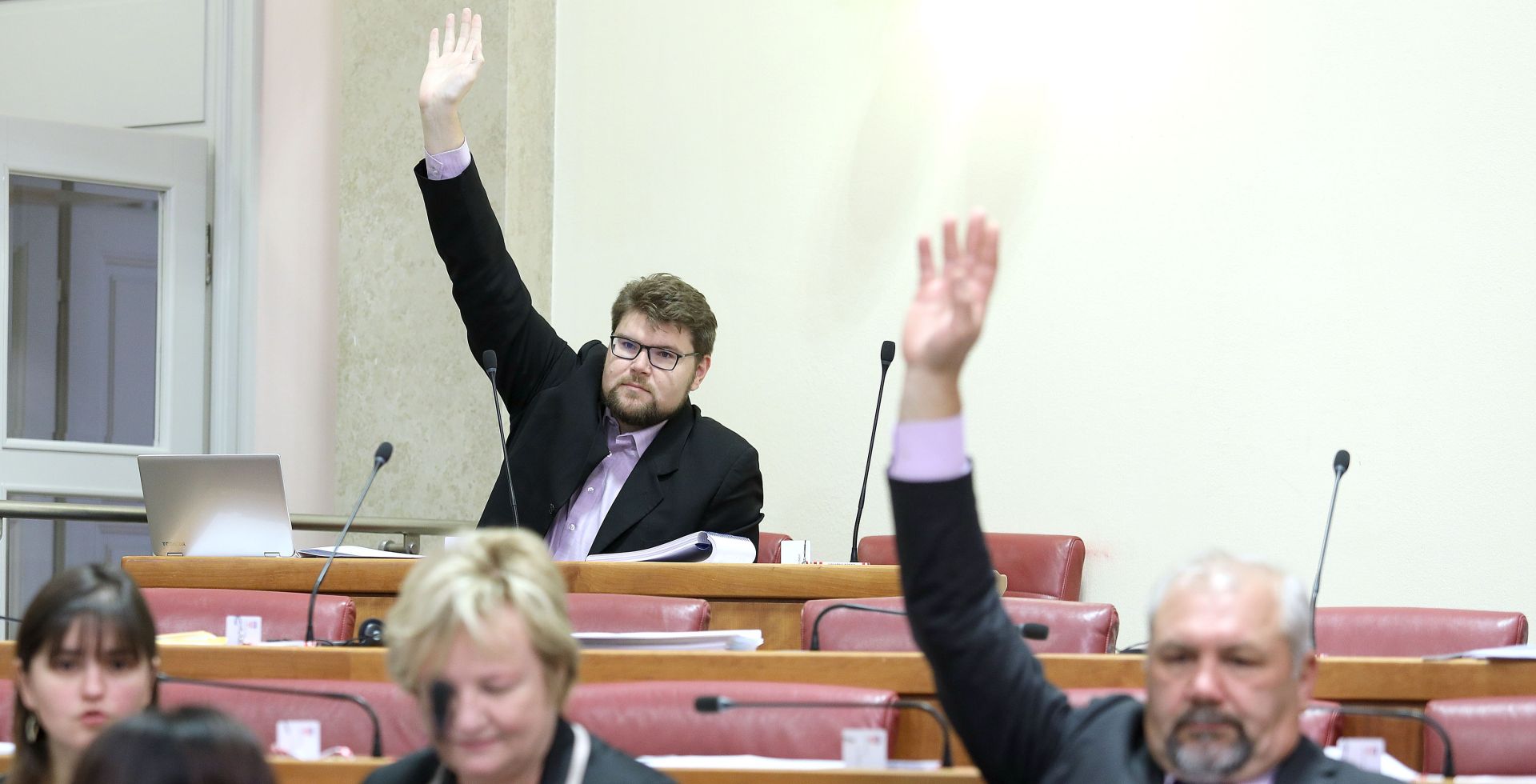 02.11.2016., Zagreb - Na dnevnom redu danasnjeg nastavka sjednice Sabora RH je rasprava o  zakonu o HNB- u, ali je sjednica pocela stankom i raspravom o uhicenju pripadnika HVO-a. Pedja Grbin. Photo: Patrik Macek/PIXSELL
