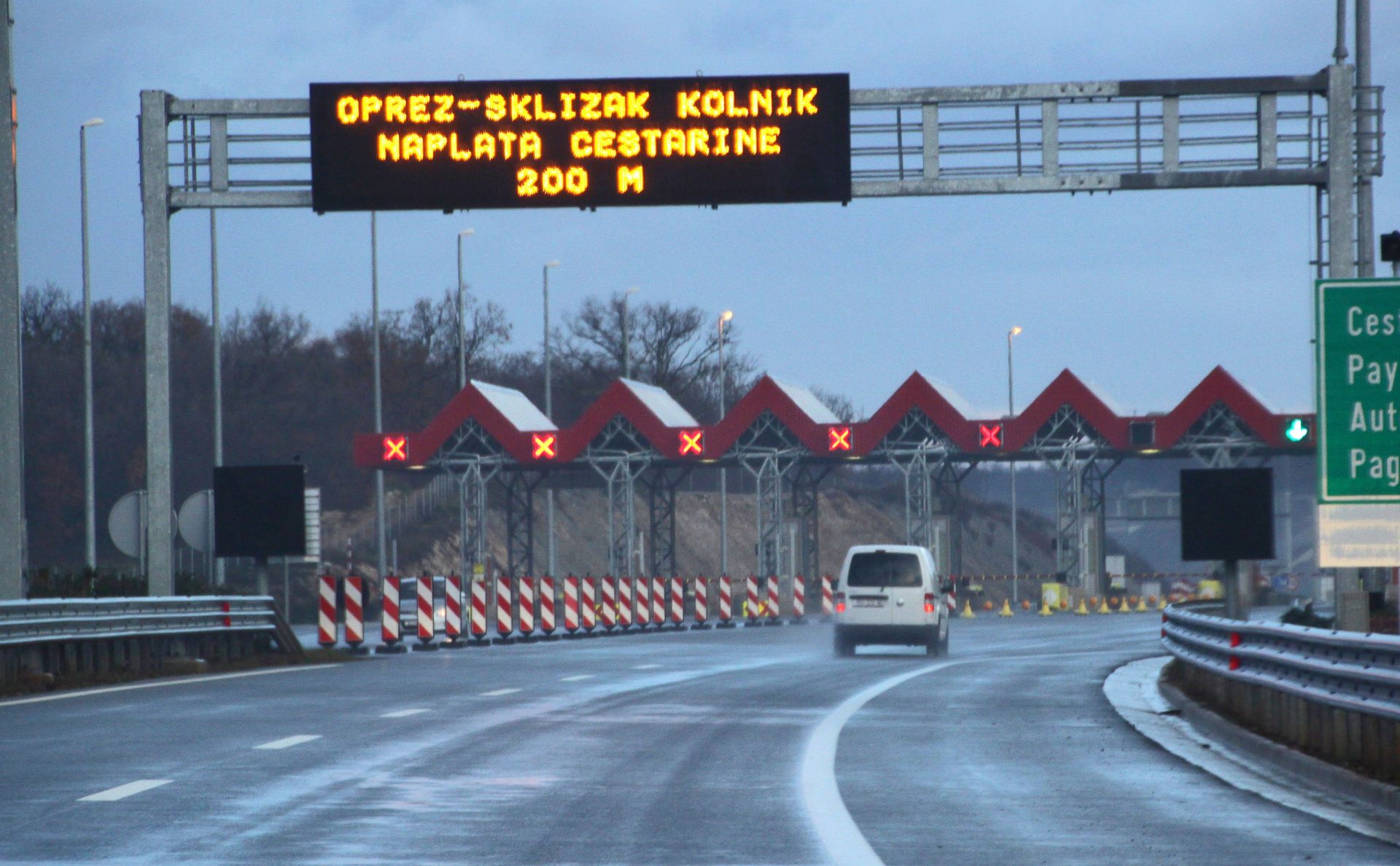 15.01.2013., Pula - Dok u ostalim dijelovima Hrvatske pada snijeg, na Istarskom ipsilonu promet tece neometano uz oprez od moguce poledice i skliskog kolnika.
 Photo: Dusko Marusic/PIXSELL