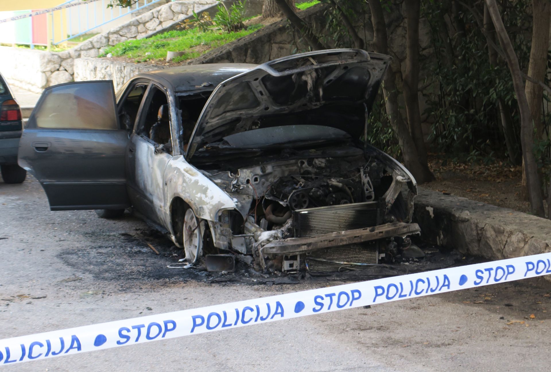 22.12.2016., Split - Oko ponoci, u Simicevoj ulici, u pozaru u potpunosti izgorio automobil Audi A4. 
Photo: Ivo Cagalj/PIXSELL