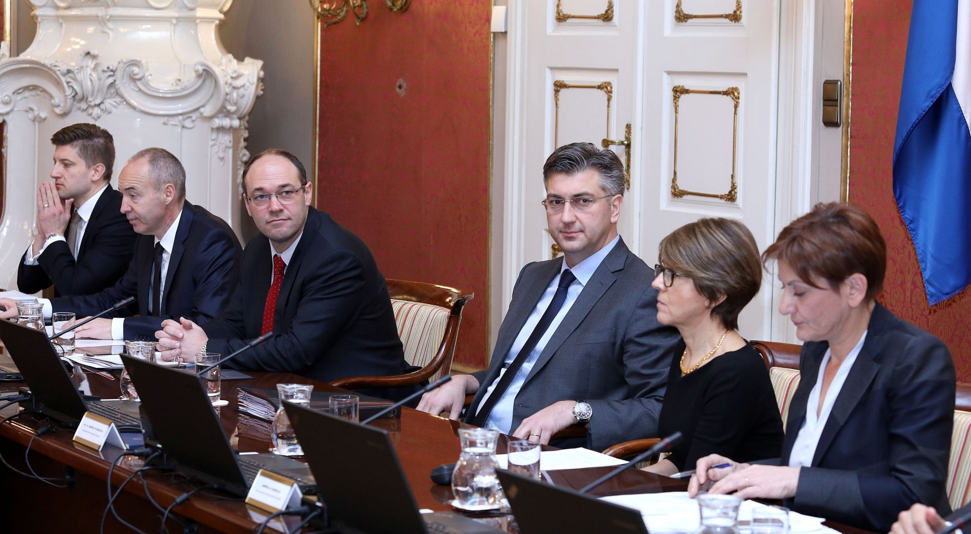 22.12.2016., Zagreb - Vlada RH je na danasnjoj sjednici, uz ostalo, raspravljala o pregovorima sa sindikatima drzavnih sluzbenika o povecanju placa. Zdravko Maric, Damir Krsticevic, Davor Ivo Stier, Andrej Plenkovic, Martina Dalic. 
Photo: Patrik Macek/PIXSELL