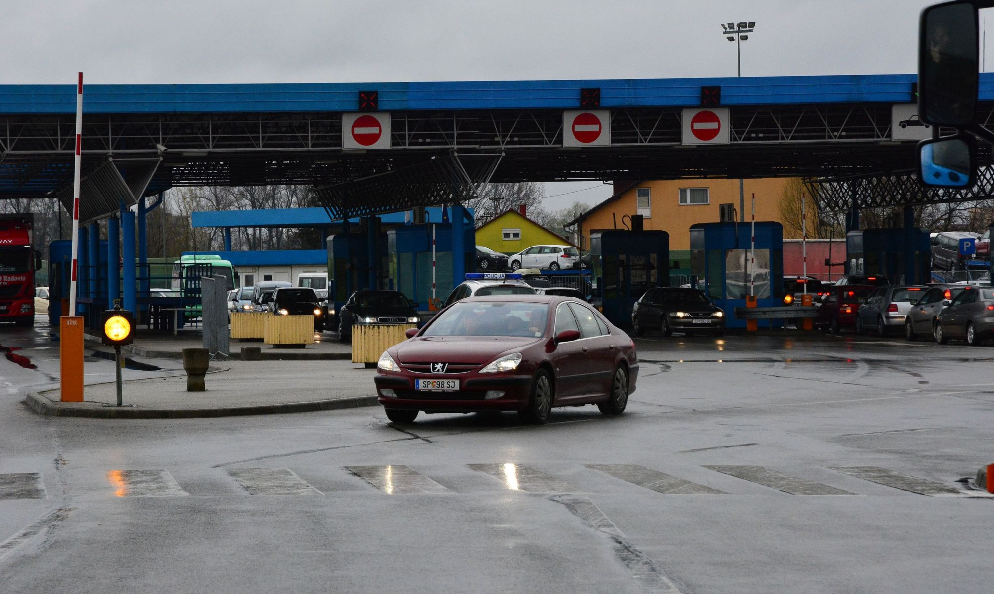 23.03.2016., Slavonski Brod - Zbog teroristickog napada u Belgiji postrozene su mjere nadzora na granicnim prijelazima u Hrvatskoj, tako da bi zbog toga i predblagdanske guzve mogle biti jos vece jer ce granicna kontrola dulje trajati nego inace. Na granicnom prijelazu u Slavonskom Brodu pojacan je promet osobnih i teretnih vozila. 
Photo: Ivica Galovic/PIXSELL