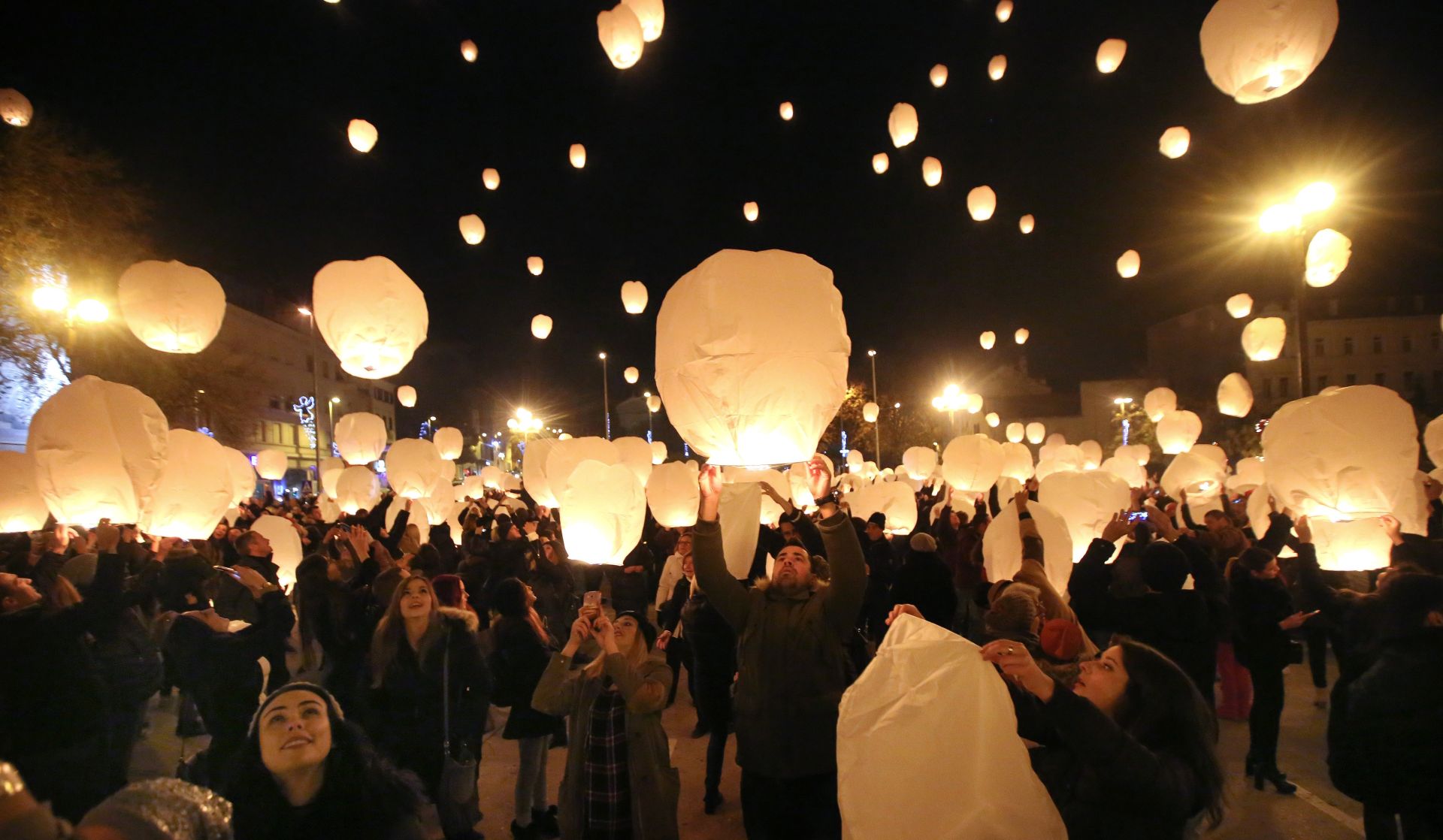 25.12.2016., Sibenik - U okviru programa adventskog sajma Adventura 2016, a u povodu 950. obljetnice grada Sibenika, na Badnjak,s gradskog trga Poljana pusteno je 950 lampiona. Manifestacija je humanitarnog karaktera, a sredstva od prodaje lampiona bit ce namijenjena za pomoc slijepom djecaku Mati Bralicu za kupnju pomagala. Photo: Dusko Jaramaz/PIXSELL