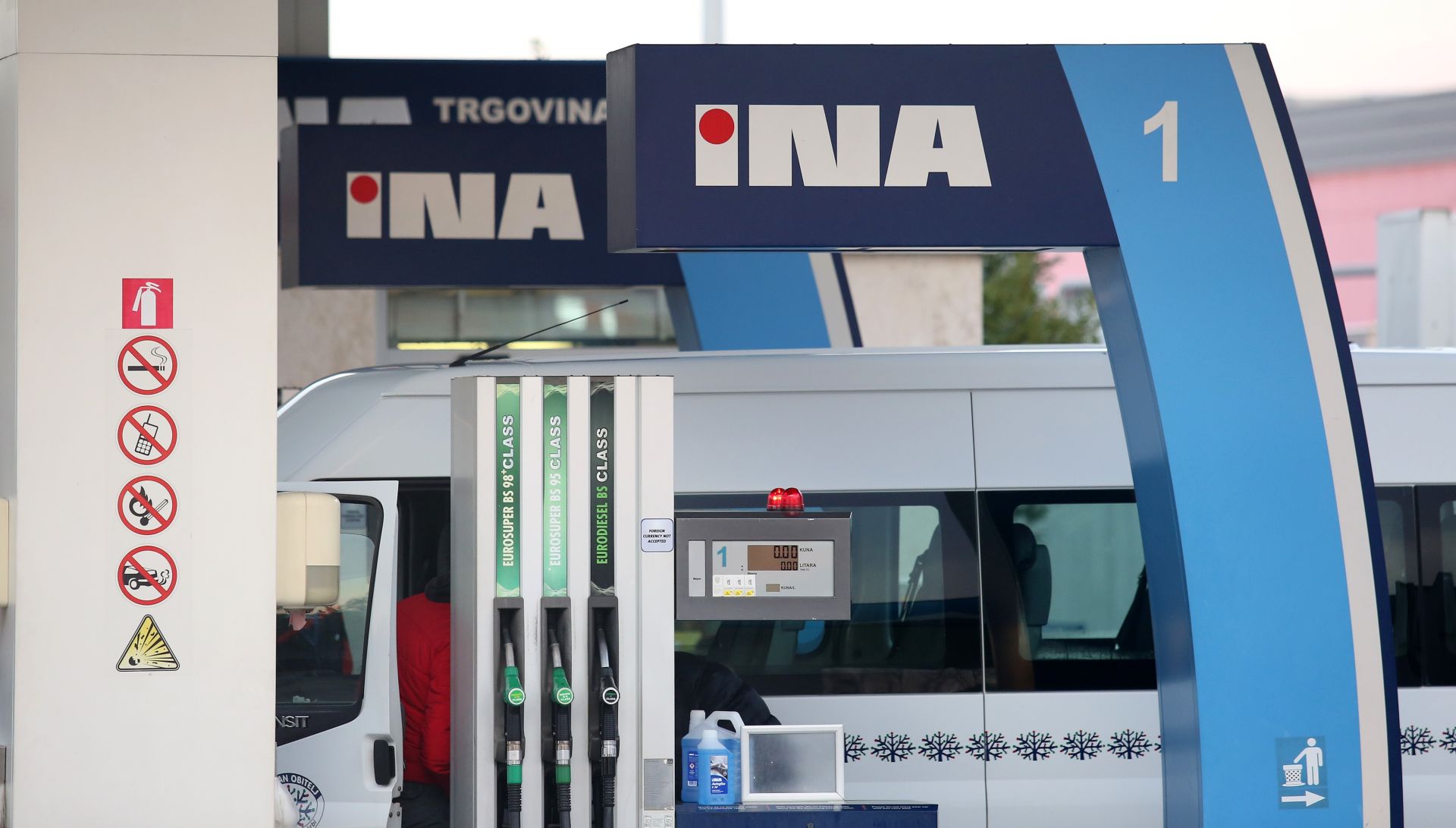 27.12.2016., Sibenik - Jos jedno poskupljenje goriva zadesilo je korisnike. Najprodavaniji Eurosuper 95 je s  devet kuna i 51 lipu narastao na devet kuna i 65 lipa. 14 lipa vise, dok je dizel  poskupio za sedam lipa pa mu je cijena osam kuna i 90 lipa.
Photo: Dusko Jaramaz/PIXSELL