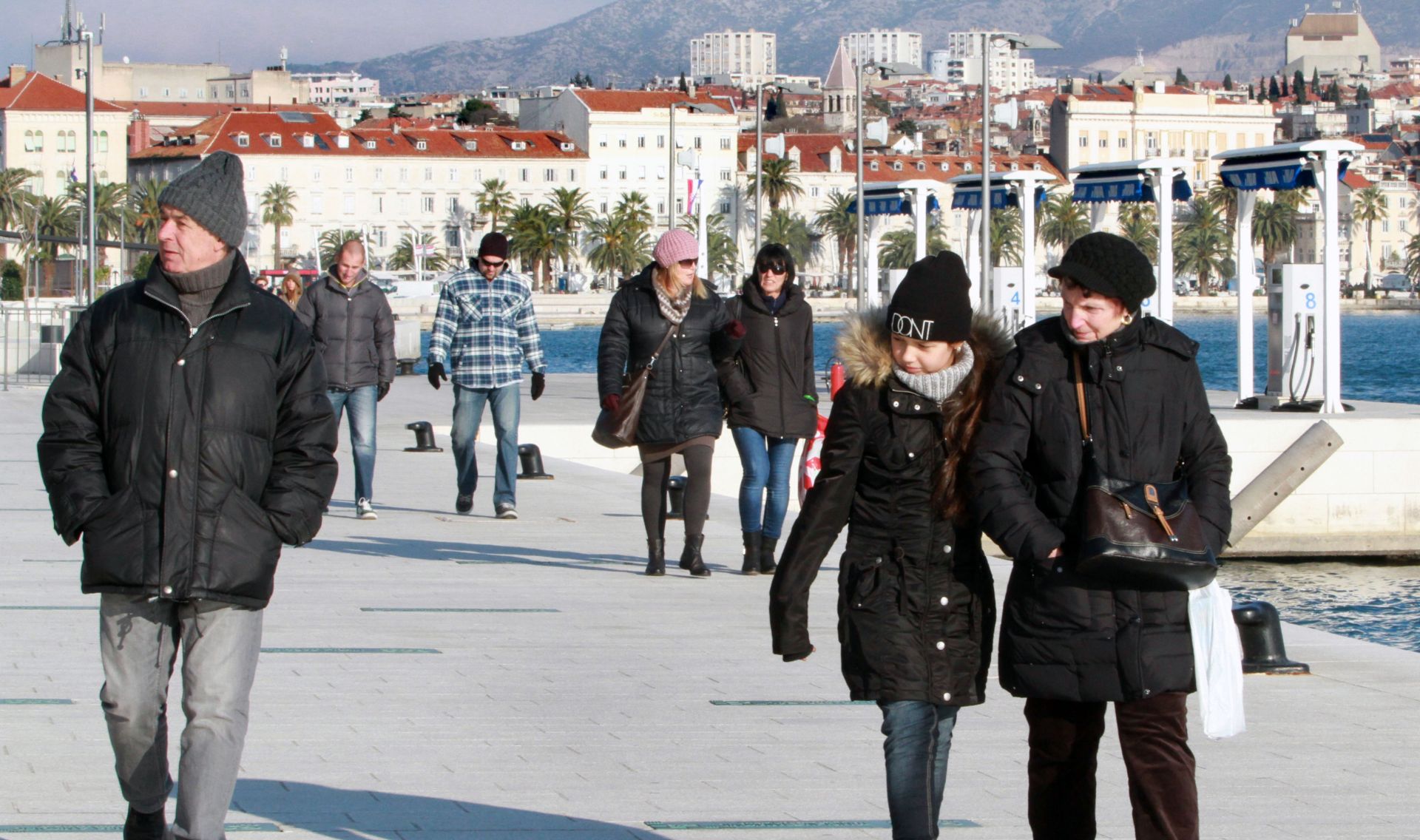 30.12.2014., Split - Zapadna obala, malobrojni setaci izasli su na zubato sunce, iako je suncan dan temperatura je oko nule, te su neizostavan modni dodatak kapa i rukavice.  
Photo: Ivana Ivanovic/PIXSELL