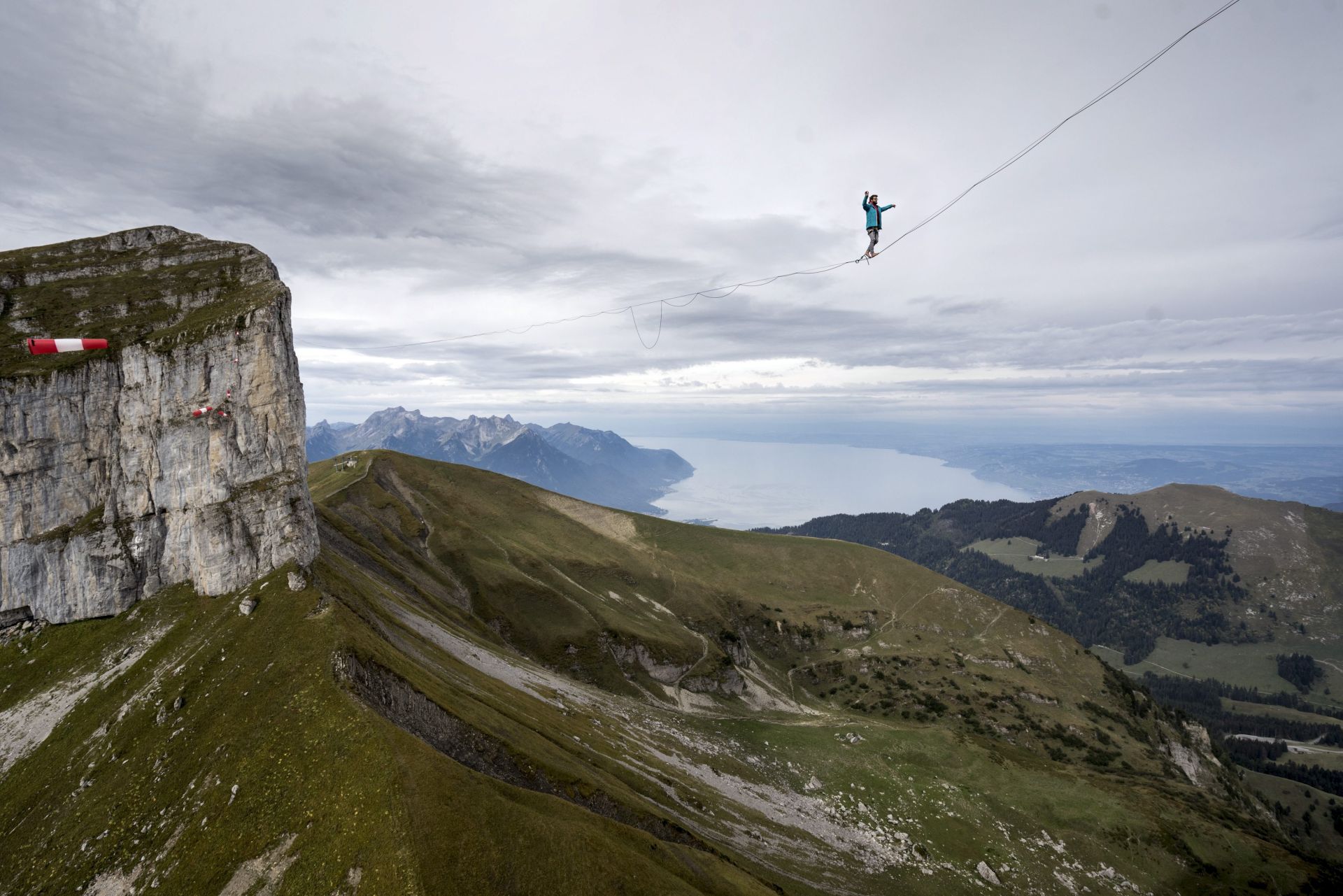epa05565182 Swiss slackliner Raphael Bacot walks on a 325 meter 'highline' between the two Swiss alps peaks Tour d'Ai (L) and Tour de Mayen, at 2,330 meters above sea level, in front of the Geneva Lake, in Leysin, Switzerland, Saturday, 01 October 2016. Balancing the 'slackline' or 'highline' is a training method for climbers to improve their equilibrium sense. To avoid the danger of falling down, the athlete is secured with a rope.  EPA/NICOLAS SEDLATCHEK