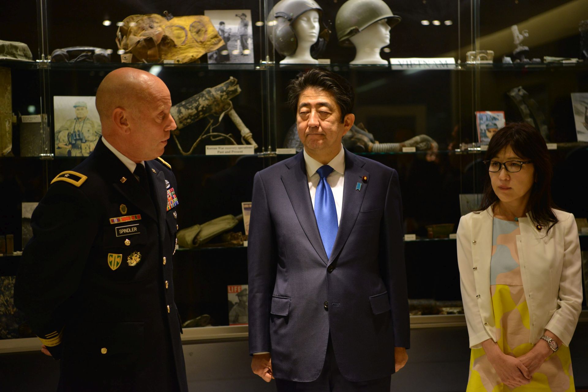 epa05689417 A handout photo made available by the US Department of Defense on 27 December 2016 shows US Army Brig. Gen. Mark Spindler (L) briefing Japanese Prime Minister Shinzo Abe (C) and Japanese Defense Minister Tomomi Inada (R) on the agency's recovery operations at the Defense POW/MIA Accounting Agency (DPPA) facility as part of his Hawaii visit to recognize the Japanese attacks on Pearl Harbor, Joint Base Pearl Harbor-Hickam, Oahu, Hawaii, USA, 26 December 2016. Abe is the first Japanese leader to publicly view the site of the Pearl Harbor Attack since 1951.  EPA/KATHERINE DODD / US DEPARTMENT OF DEFENSE HANDOUT  HANDOUT EDITORIAL USE ONLY