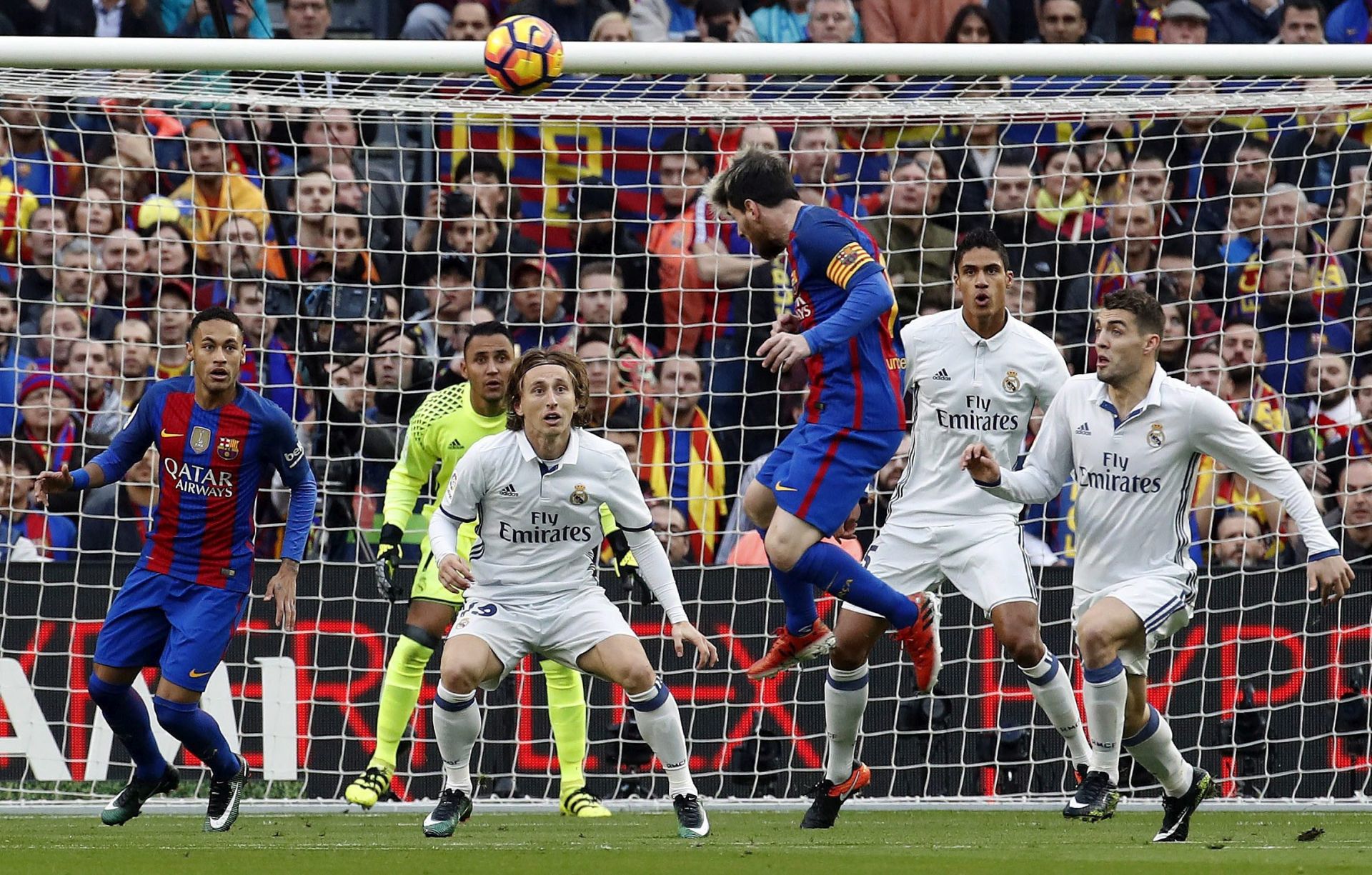 epa05658163 FC Barcelona's Argentinian striker Leo Messi (C) tries to score a goal during the  Primera Division 14th round match between FC Barcelona and Real Madrid at Camp Nou stadium in Barcelona, Catalonia, Spain, 03 December 2016.  EPA/ALBERTO ESTEVEZ