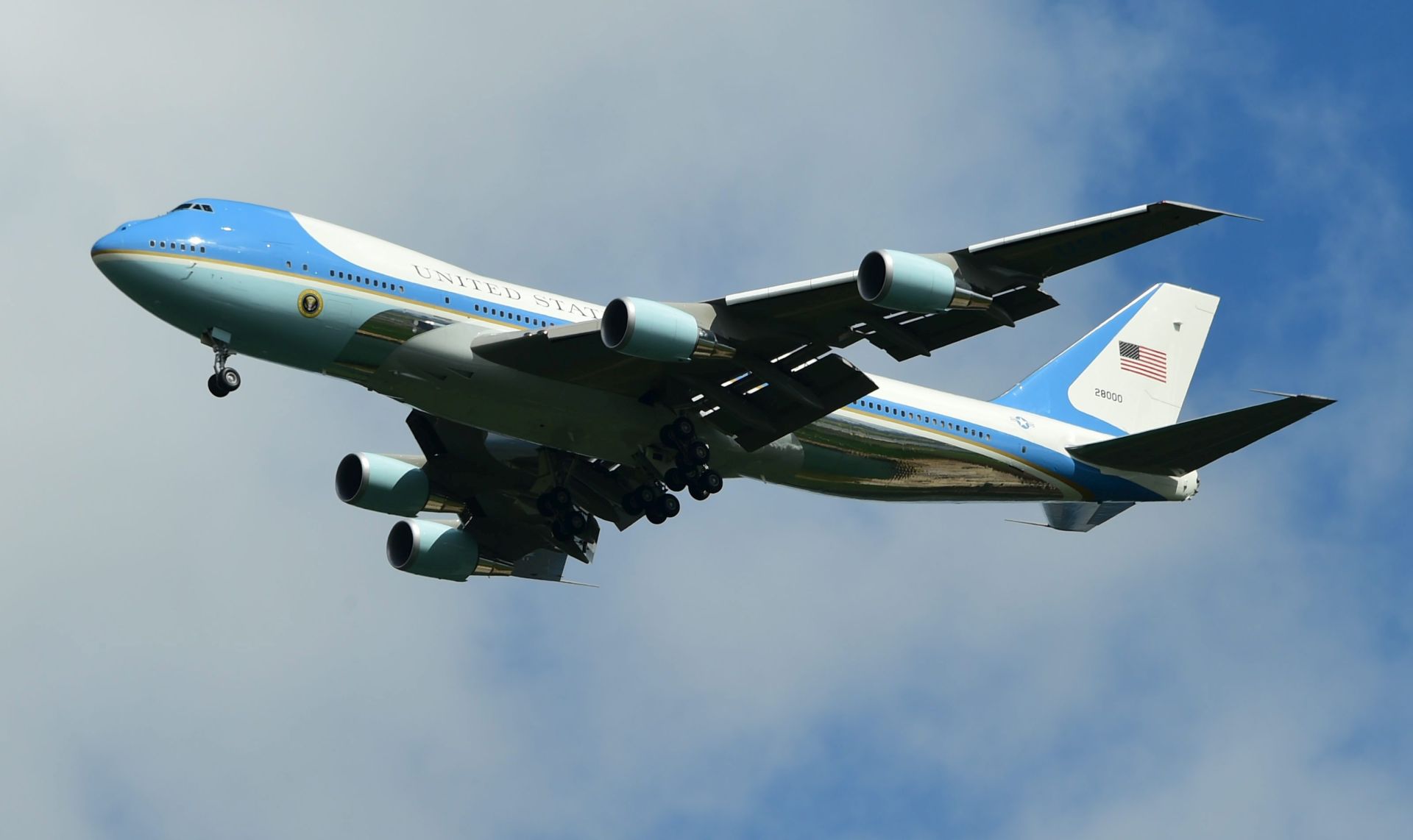 epa05275048 Air Force One carrying US President Barack Obama about to touch down at the airport in Hanover, Germany, 24 April 2016. US President Obama is on a two-day visit to Germany.  EPA/HAUKE-CHRISTIAN DITTRICH
