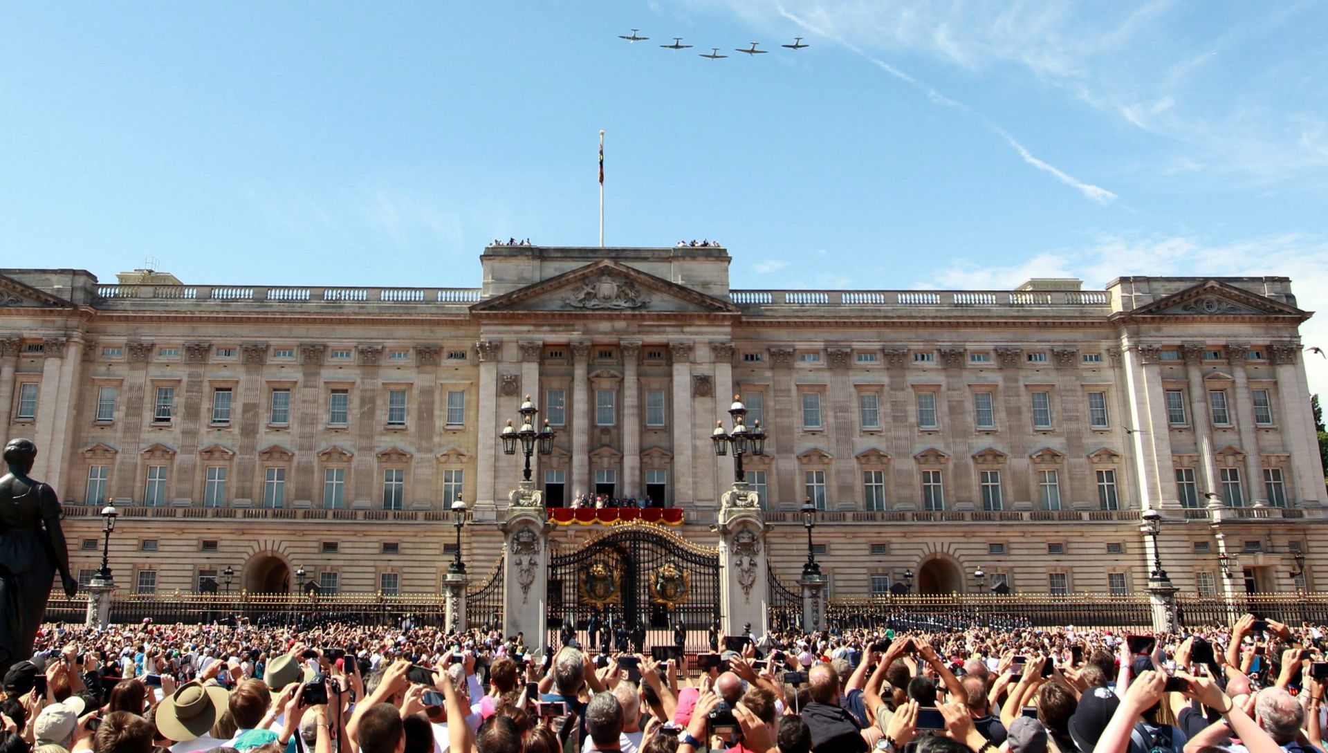 epa04840374 Britian's Queen Elizabeth II and the Prince Philip the Duke of Edinburgh, joined by, members of the British Royal family, on the balcony of Buckingham Palace as crowds line the streets in central London, England, 10 July 2015, watching a fly pass by aircraft, including WWII Hurricanes and Spitfires to commemorate the 75th anniversary of the WWII Battle of Britain.  EPA/SEAN DEMPSEY