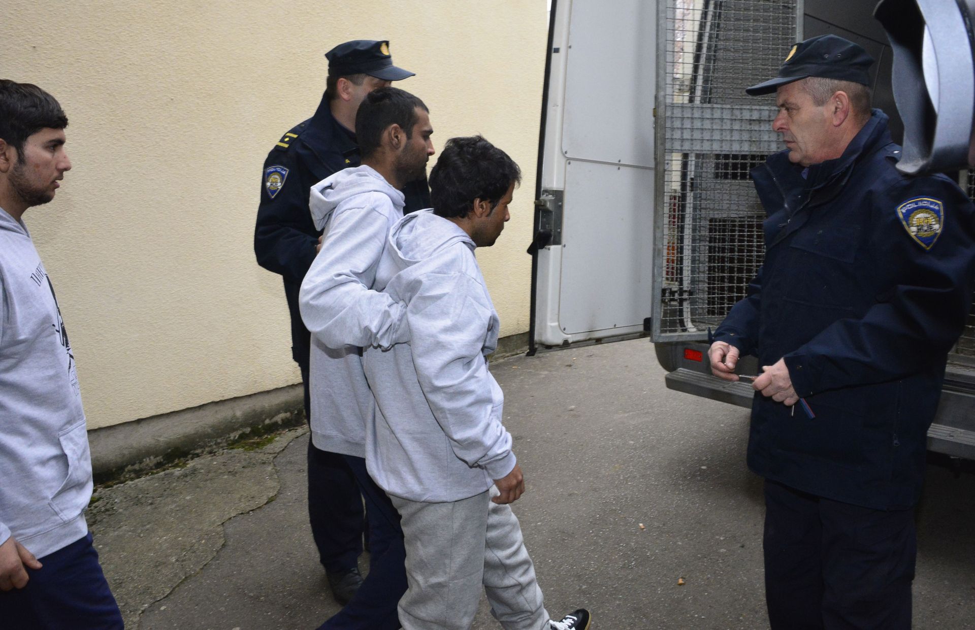 18.12.2016., Nova Gradiska - Prva grupa migranata (njih pet) koji su nocas primljeni u novogradisku Opcu bolnicu nakon pruzene lijecnicke pomoci jutros su policijskim vozilom  prepraceni do prihvatnog centra za migrante u Sisku.
Photo: Ivica Galovic/ PIXSELL