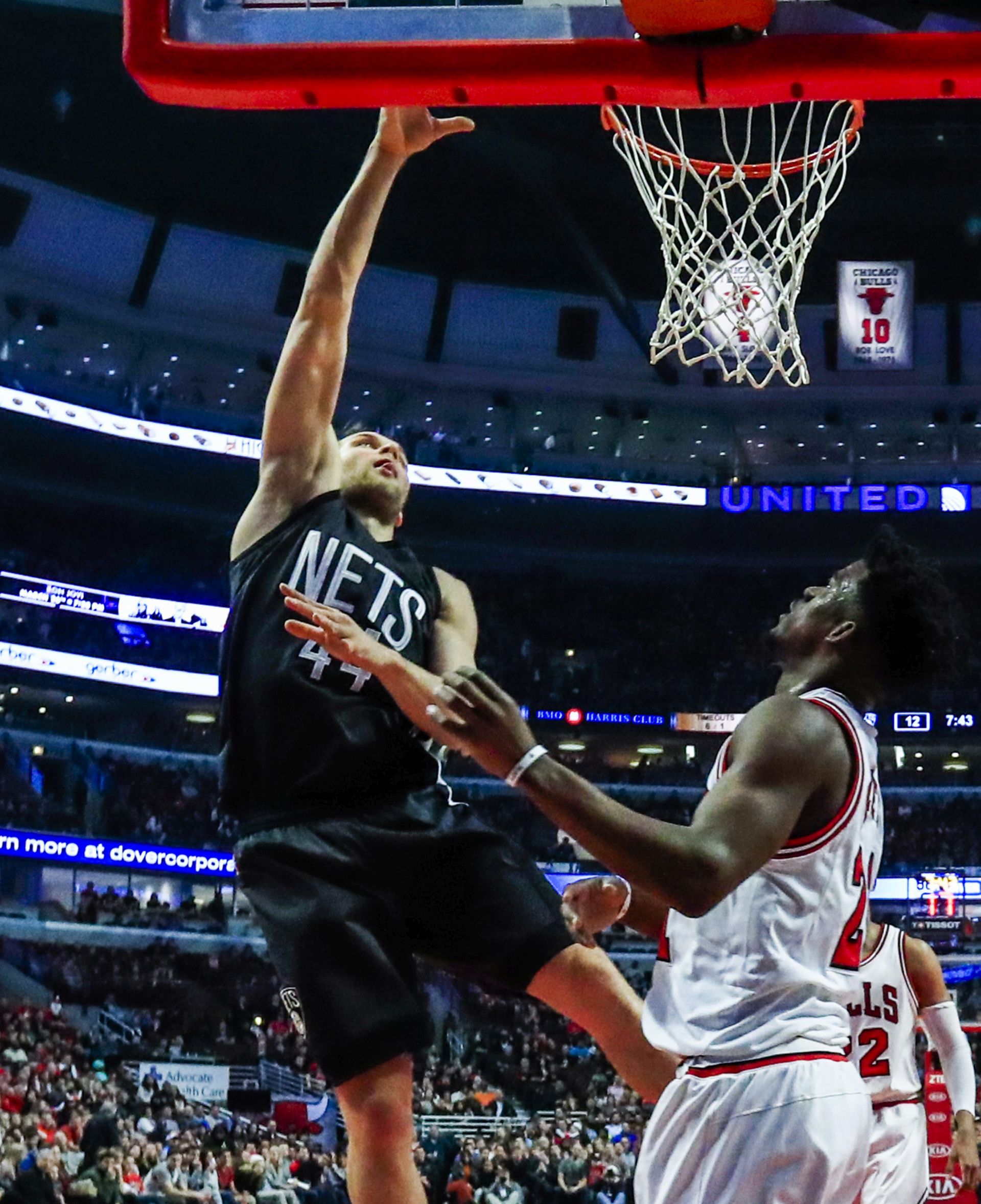 epa05690446 Brooklyn Nets' guard Bojan Bogdanovic of Croatia (L) shoots over Chicago Bulls' forward Jimmy Butler (R) in the first half of the NBA game between the Brooklyn Nets and the Chicago Bulls at the United Center in Chicago, Illinois, USA, 28 December 2016.  EPA/TANNEN MAURY