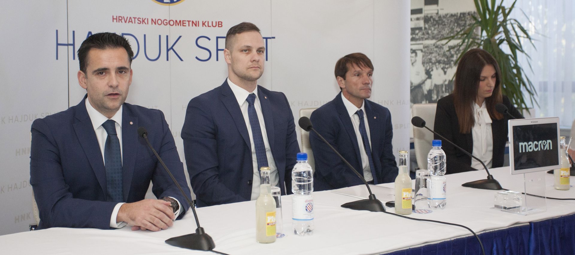 Split, 5.12.2016 - panjolski 48-godinji nogometni struènjak Joan Carrillo imenovan je novim trenerom prve momèadi Hajduka. Na slici sportski direktor Hajduka Mario Branco, predsjednik Uprave Hajduka Ivan Kos i novi trener Joan Carrillo.
foto HINA/ Mario STRMOTIÆ/ ua
