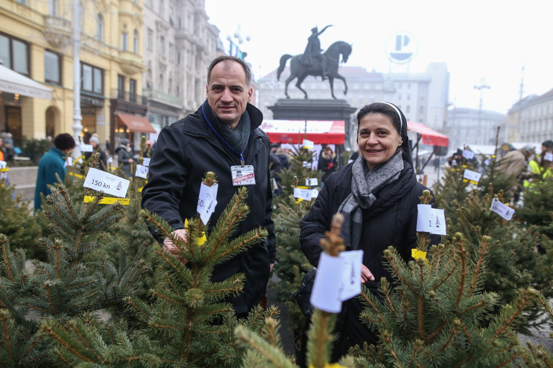 17.11.2016.,Zagreb - Promotivno humanitarna prodaja bozicnih drvca u organizaciji Caritasa i Hrvatskih suma. Slaven Dobrovic ministar zastite okolisa i Jelena Loncar.                   Photo: Igor Soban/PIXSELL