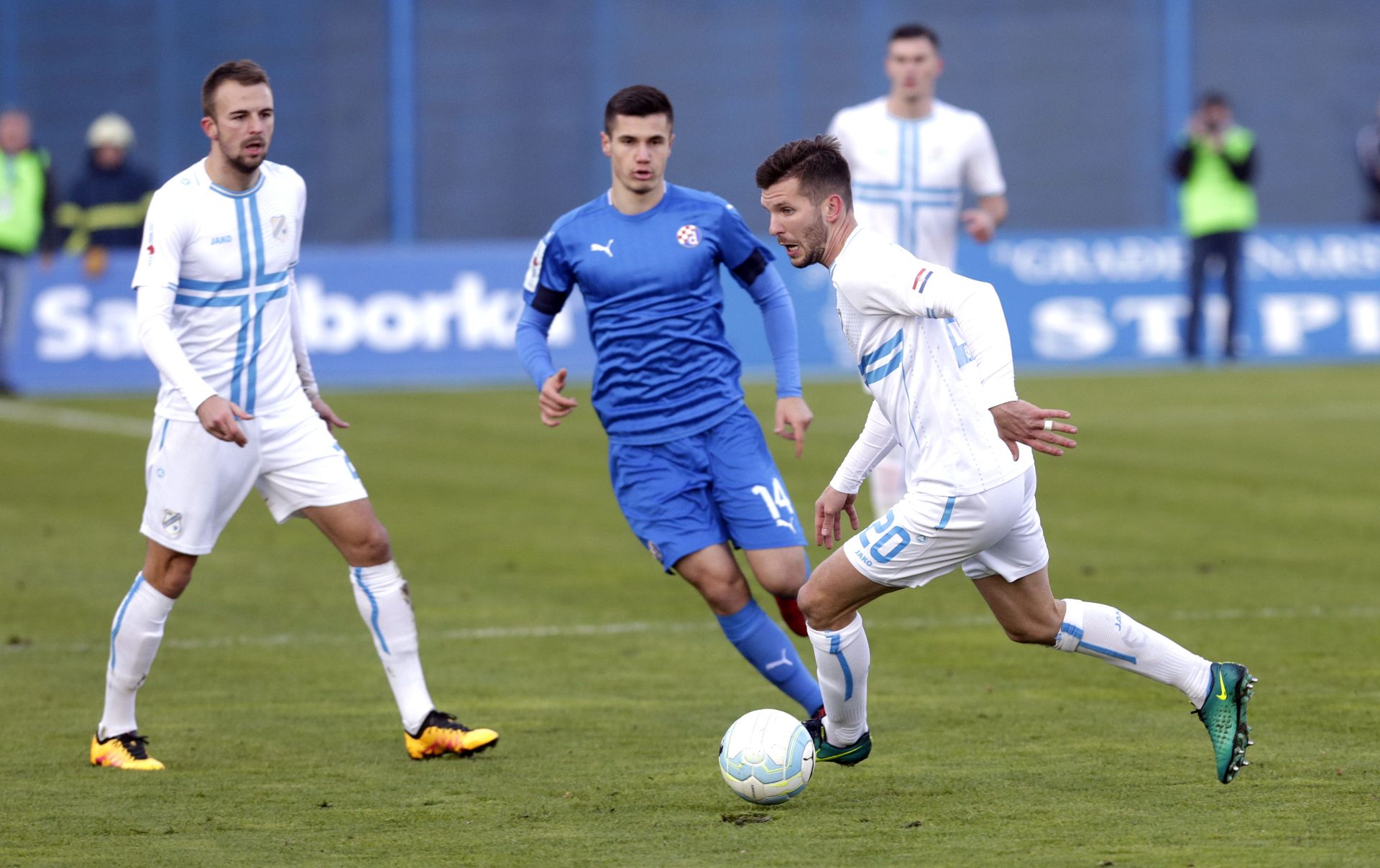 Zagreb, 03.12.2016 - Utakmica 18. kola Prve HNL Dinamo - Rijeka. Na slici Alexander Gorgon (D), Amer Gojak.
foto HINA/ Denis CERIÆ /dc