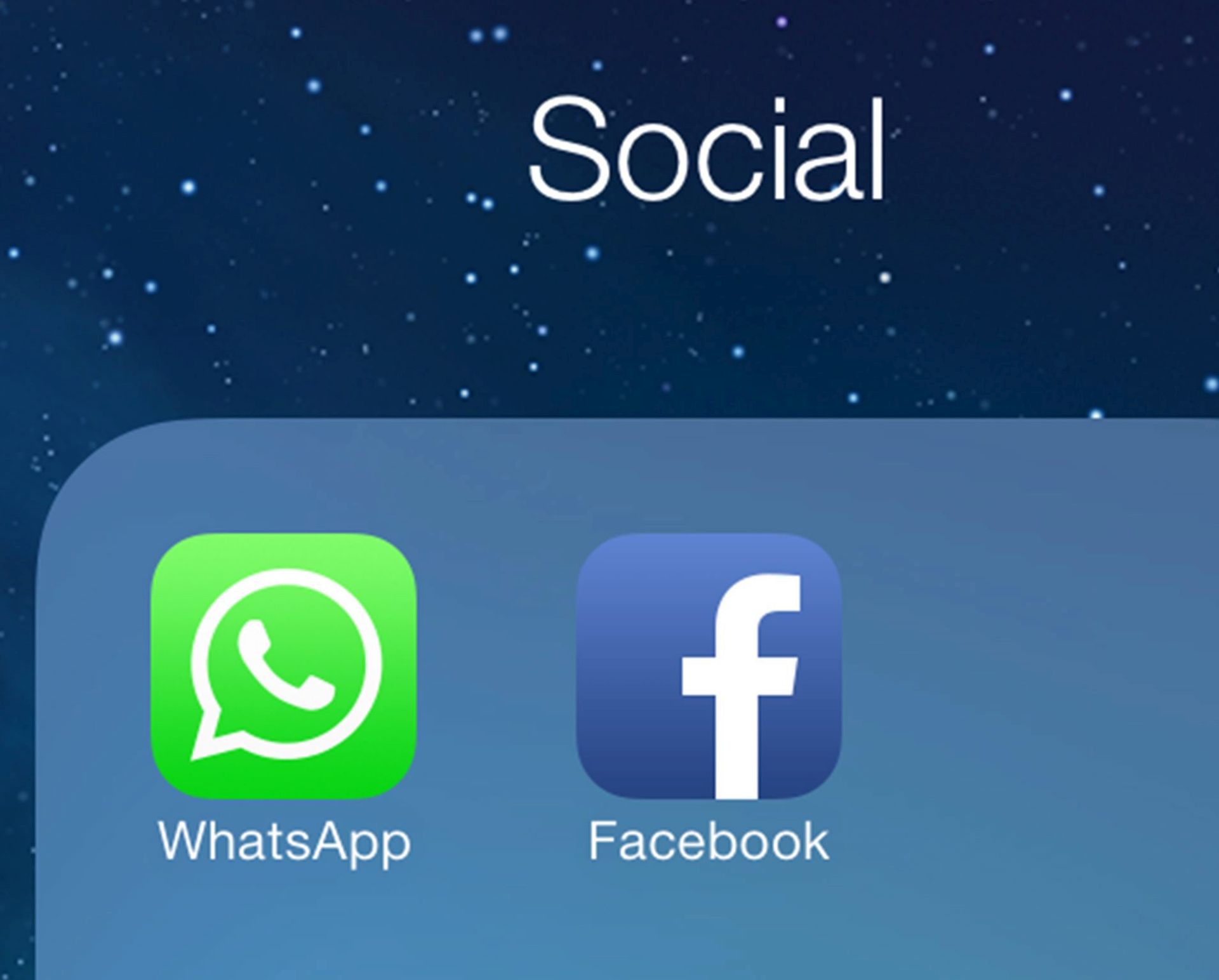 epa05614715 (FILE) A file picture dated 20 February 2014 shows The Facebook and WhatsApp app icons displayed on an iPhone in New York, USA. Social media giant Facebook on 02 November 2016 posted for its Q3 of 2016's adjusted earnings of 1.09 US dollars per share on revenue of some seven billion US dollars and an advertising revenue of 6.82 billionUS dollars, outperfoming analysts' expectations.  EPA/ANDREW GOMBERT
